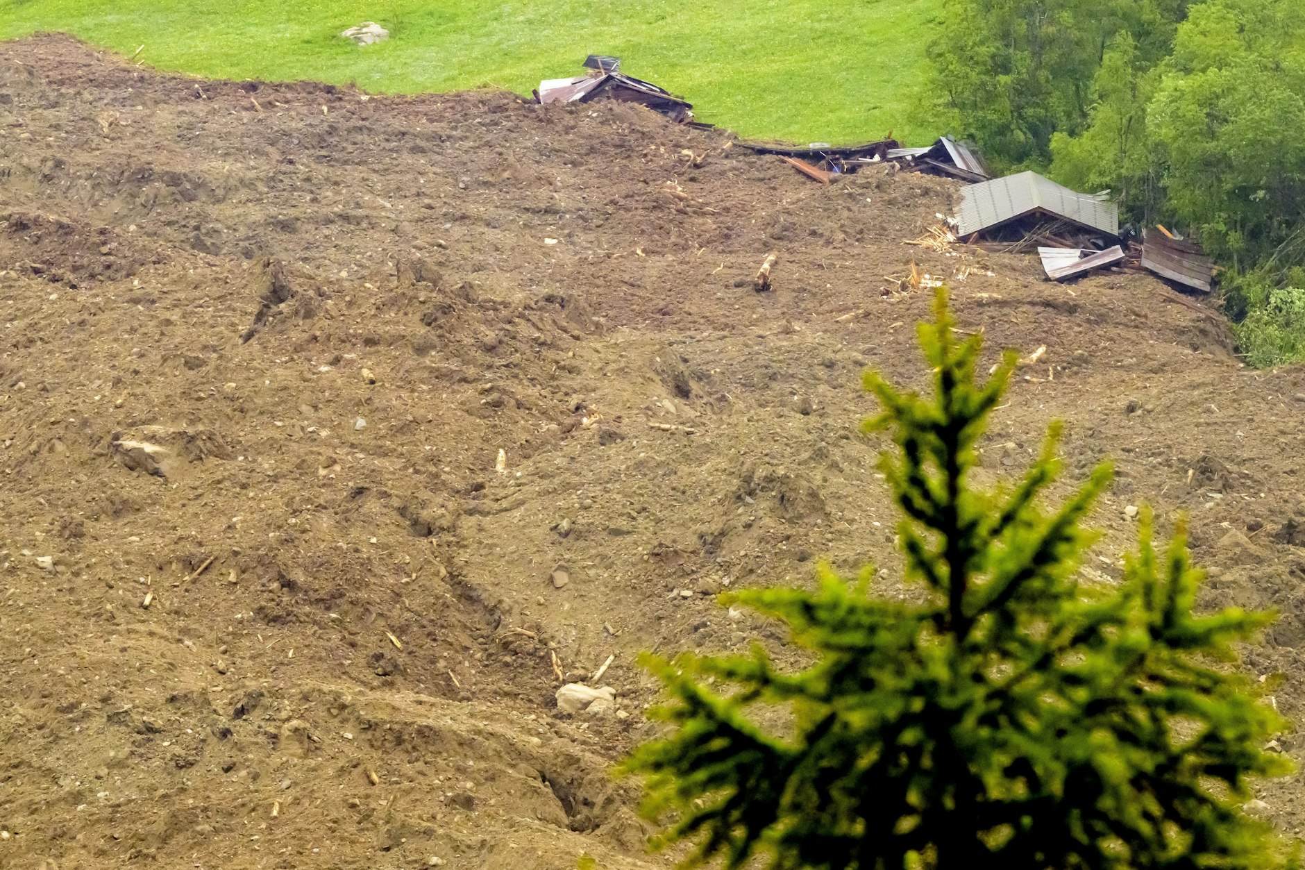Ein großer Teil des Dorfes Blatten im Walliser Lötschental wurde unter den Massen von Eis, Schlamm und Felsen begraben.