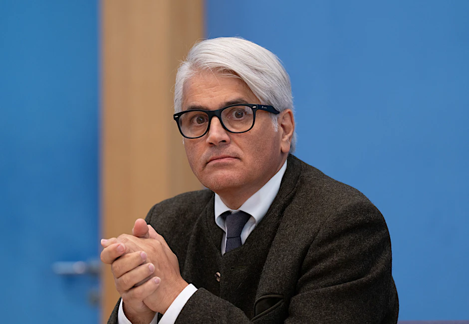 Mehmet Daimagüler, Beauftragter gegen Antiziganismus und für das Leben der Sinti und Sintize sowie Roma und Romnja in Deutschland. Sein Vertrag wird nicht verlängert.