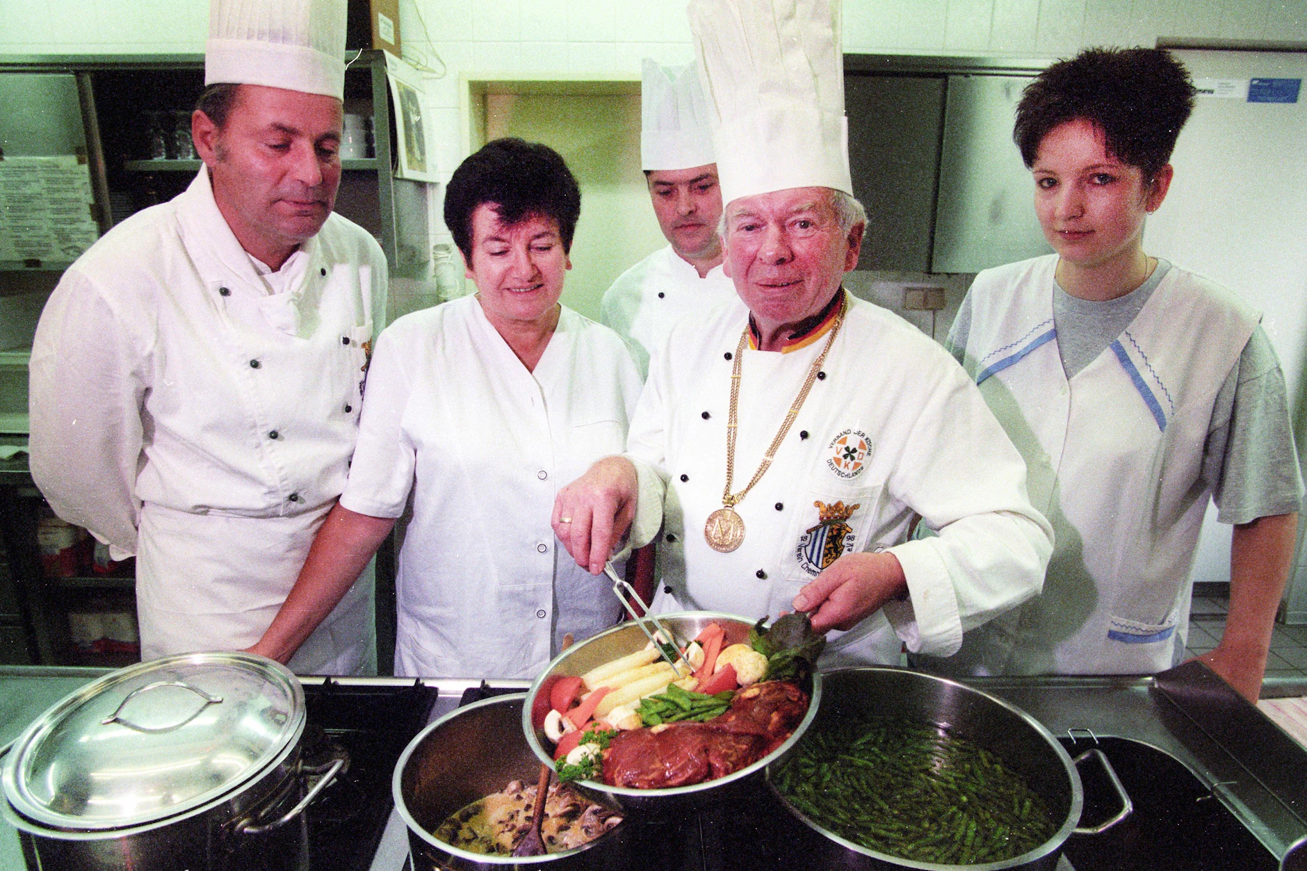Kurt Drummer mit seiner damaligen Mannschaft in der Küche des Hotel Auerbach. Der Koch machte nicht nur in Restaurants und Hotels, sondern vor allem im DDR-Fernsehen Karriere.