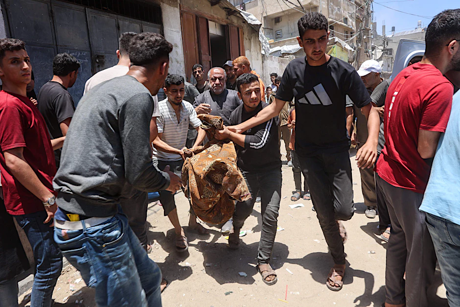 Israel werden zahlreiche Kriegsverbrechen vorgeworfen. Am Montag wurden Tote im Gazastreifen geborgen.