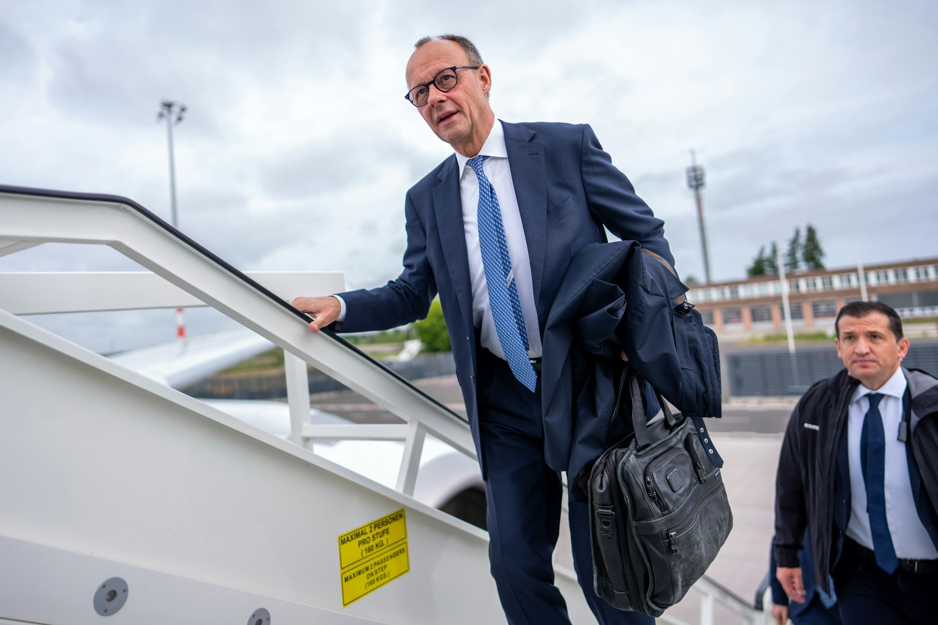 Bundeskanzler Friedrich Merz steigt in ein Flugzeug der Flugbereitschaft. Am Donnerstag wird er in Washington erwartet.