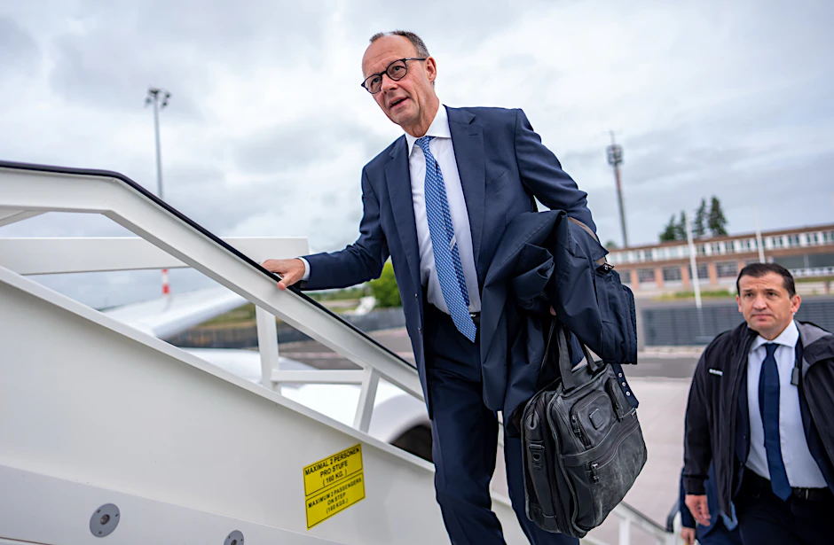 Bundeskanzler Friedrich Merz steigt in ein Flugzeug der Flugbereitschaft. Am Donnerstag wird er in Washington erwartet.
