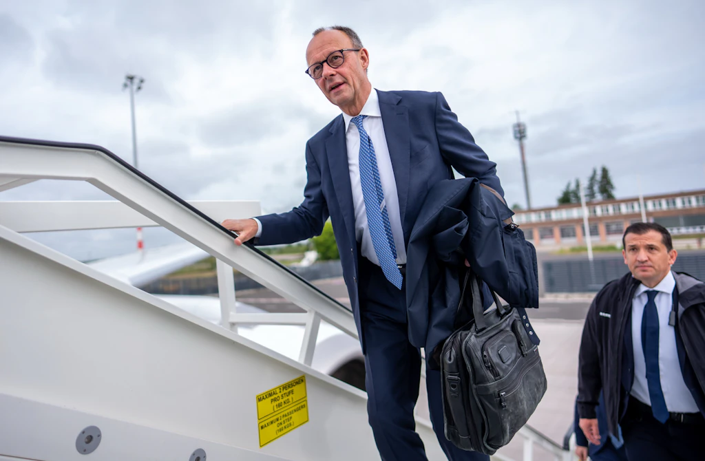 Bundeskanzler Friedrich Merz steigt in ein Flugzeug der Flugbereitschaft. Am Donnerstag wird er in Washington erwartet.