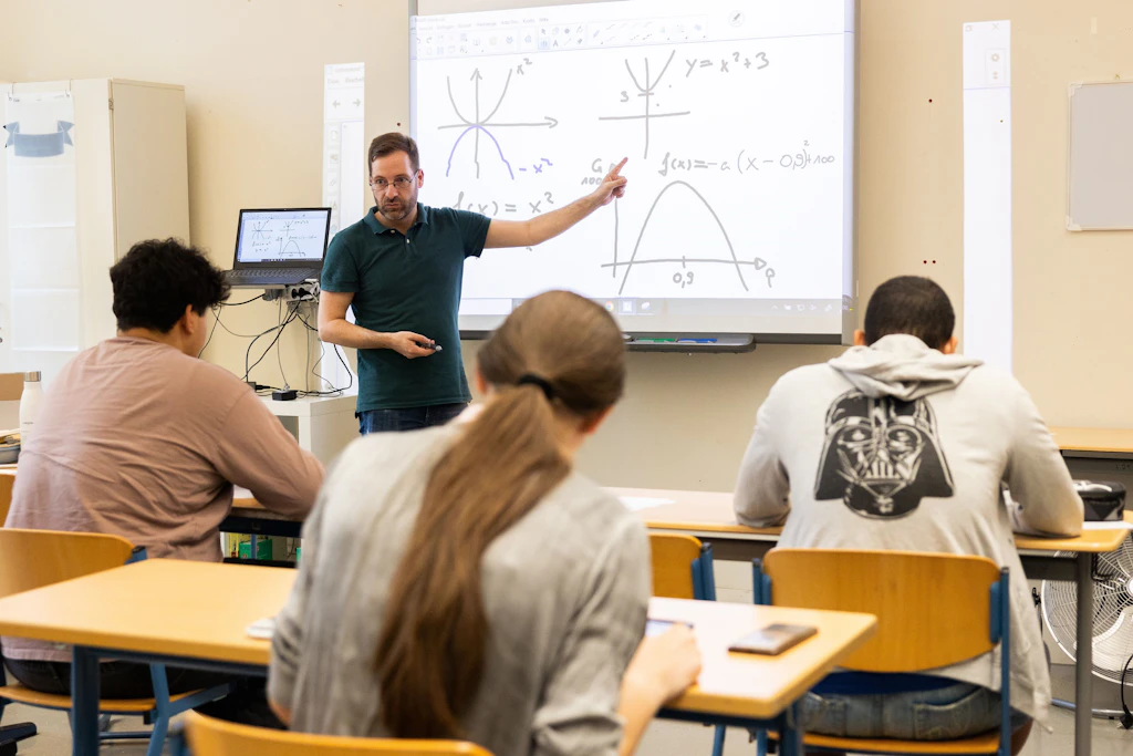 Ein Lehrer im Unterricht