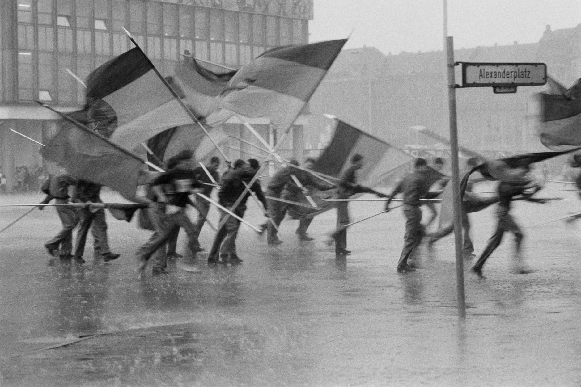 „Fahnenflucht“: 1.-Mai-Demonstration auf dem Alexanderplatz, Berlin-Mitte, 1987, DDR