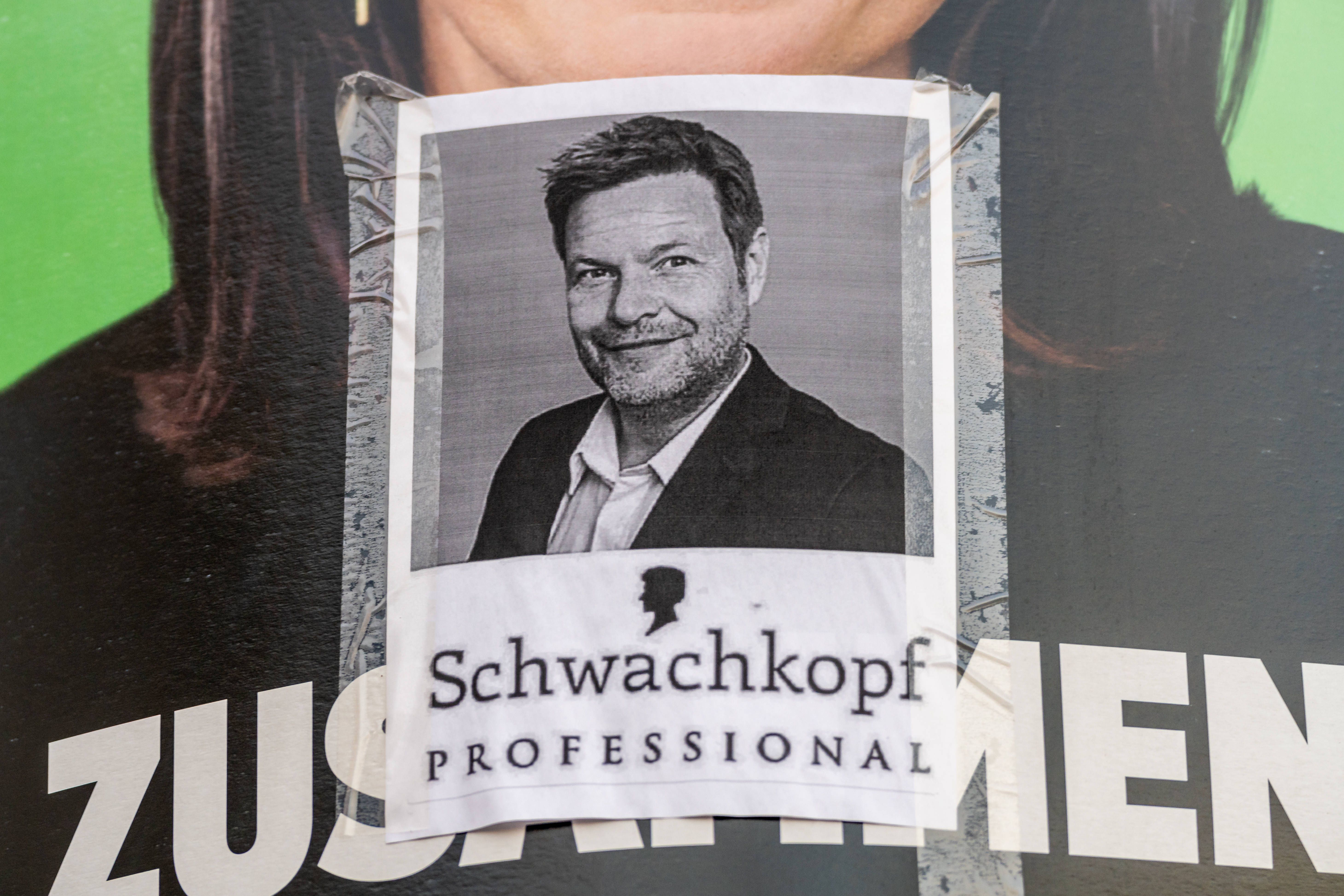 Nach Hausdurchsuchung wegen „Schwachkopf“-Meme: Gericht ordnet in Prozess Interviewverbot an