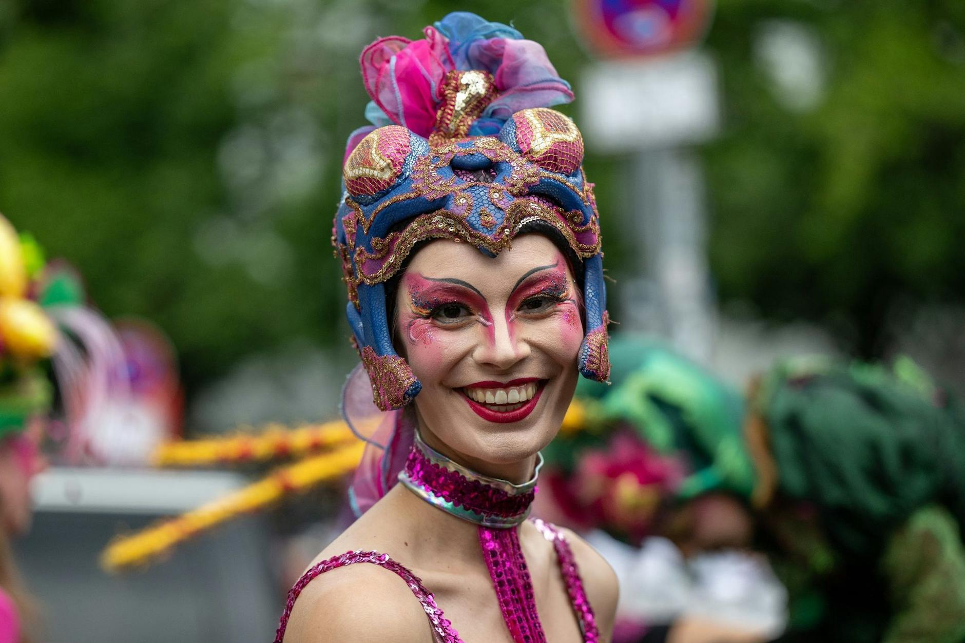 Am Sonntag ist es so weit: Der Karneval der Kulturen zieht durch Friedrichshain. Das Straßenfest bleibt in Kreuzberg.