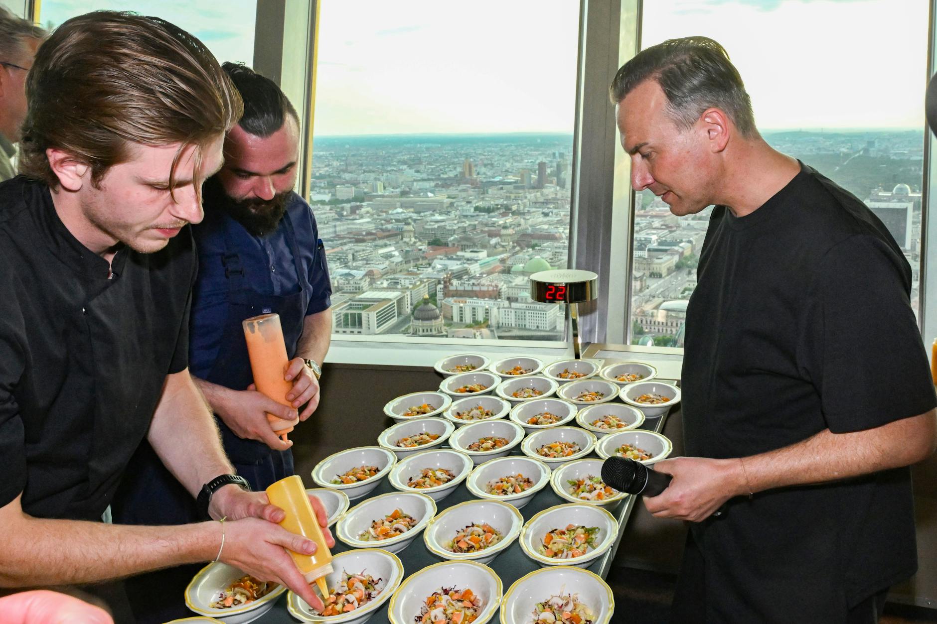 Tim Raue mit seinem Team im neuen Fernsehturm-Restaurant Sphere.