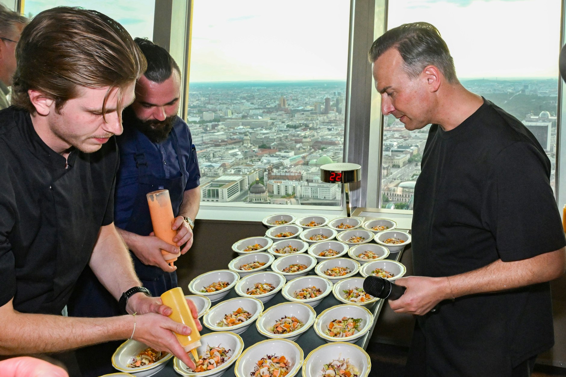 Tim Raue mit seinem Team im neuen Fernsehturm-Restaurant Sphere.