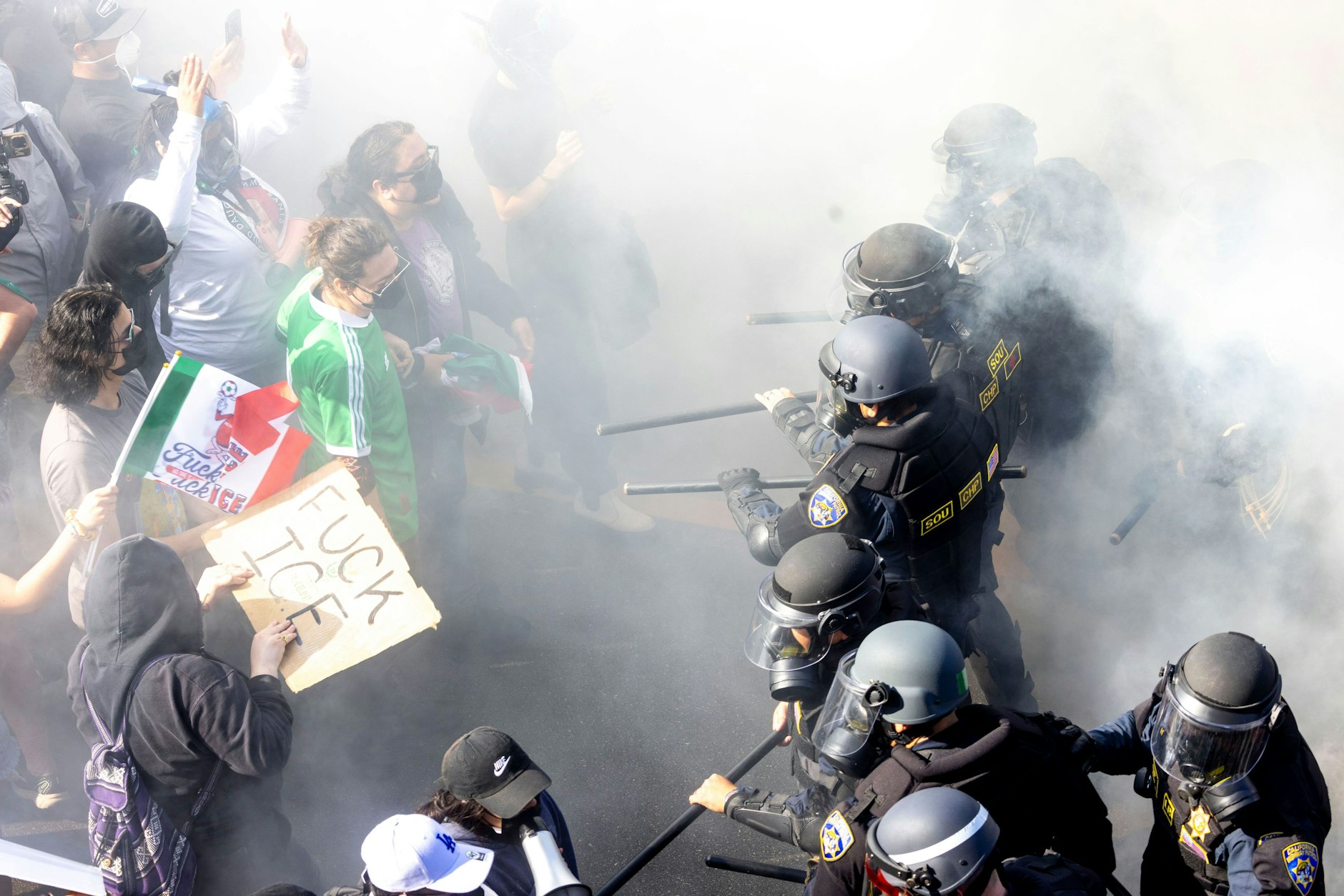 Rauch liegt während einer Konfrontation zwischen Demonstranten und Polizisten