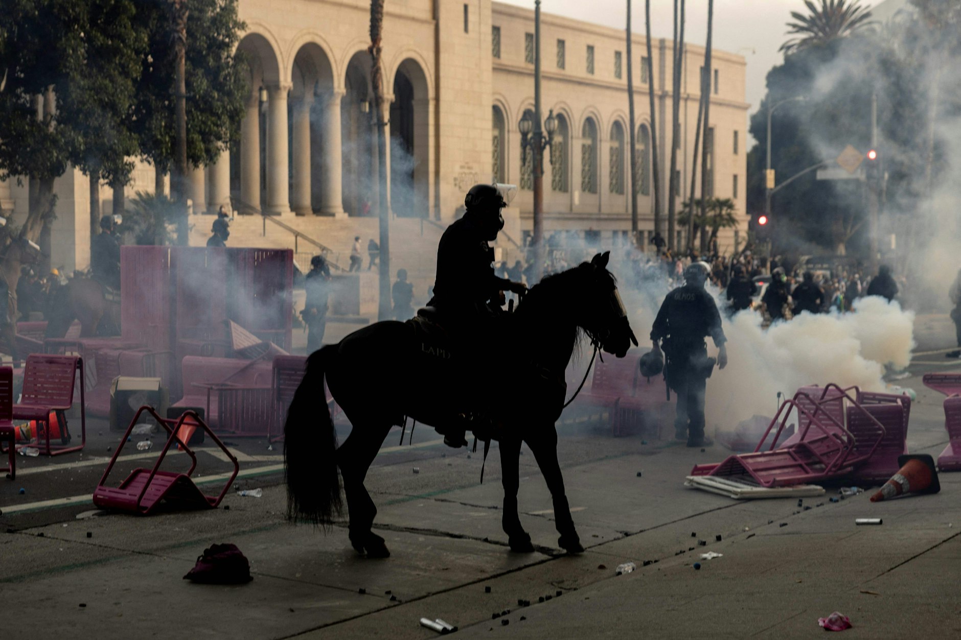 Ein berittener Polizist zwischen provisorischen Barrikaden der Demonstranten in Los Angeles