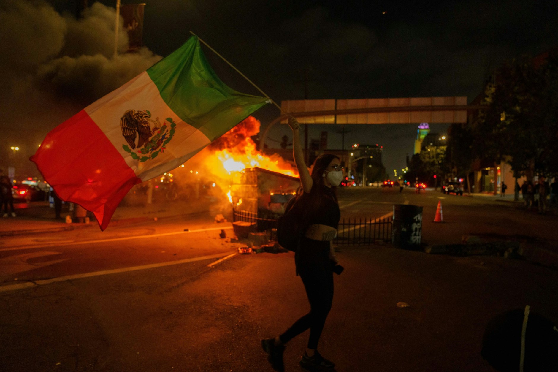 Eine Demonstrantin mit der mexikanischen Flagge