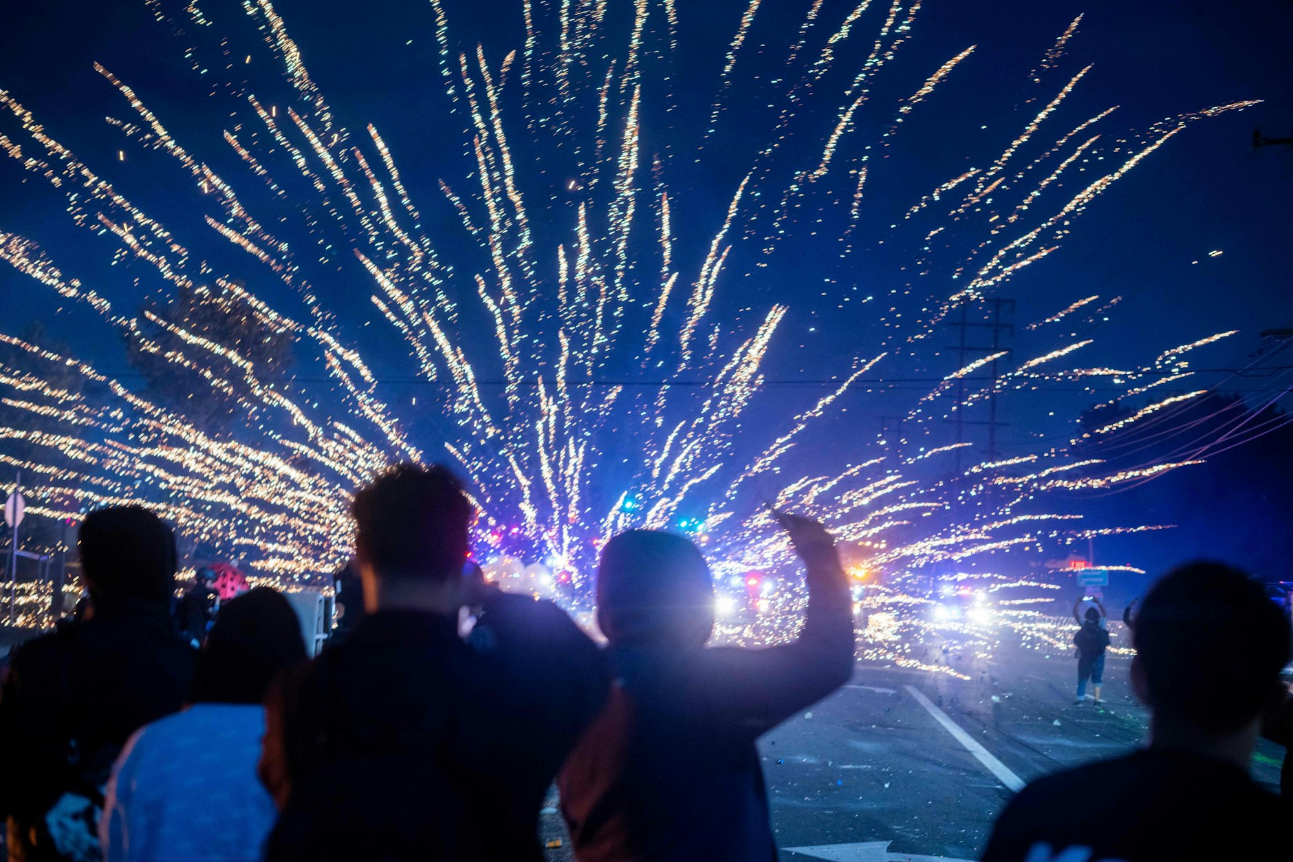 Auseinandersetzung zwischen Polizisten und Demonstranten
