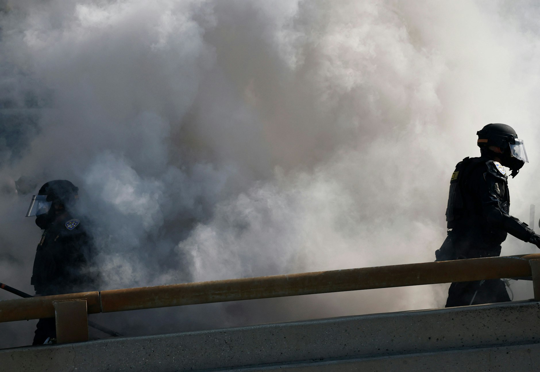 Polizisten lösen eine Blockade von Protestierenden auf einem Highway in Los Angeles auf
