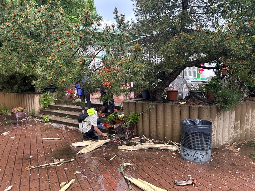 Gewitter im Berliner Prinzenbad: Backsteingroße Holzsplitter fliegen durch die Luft