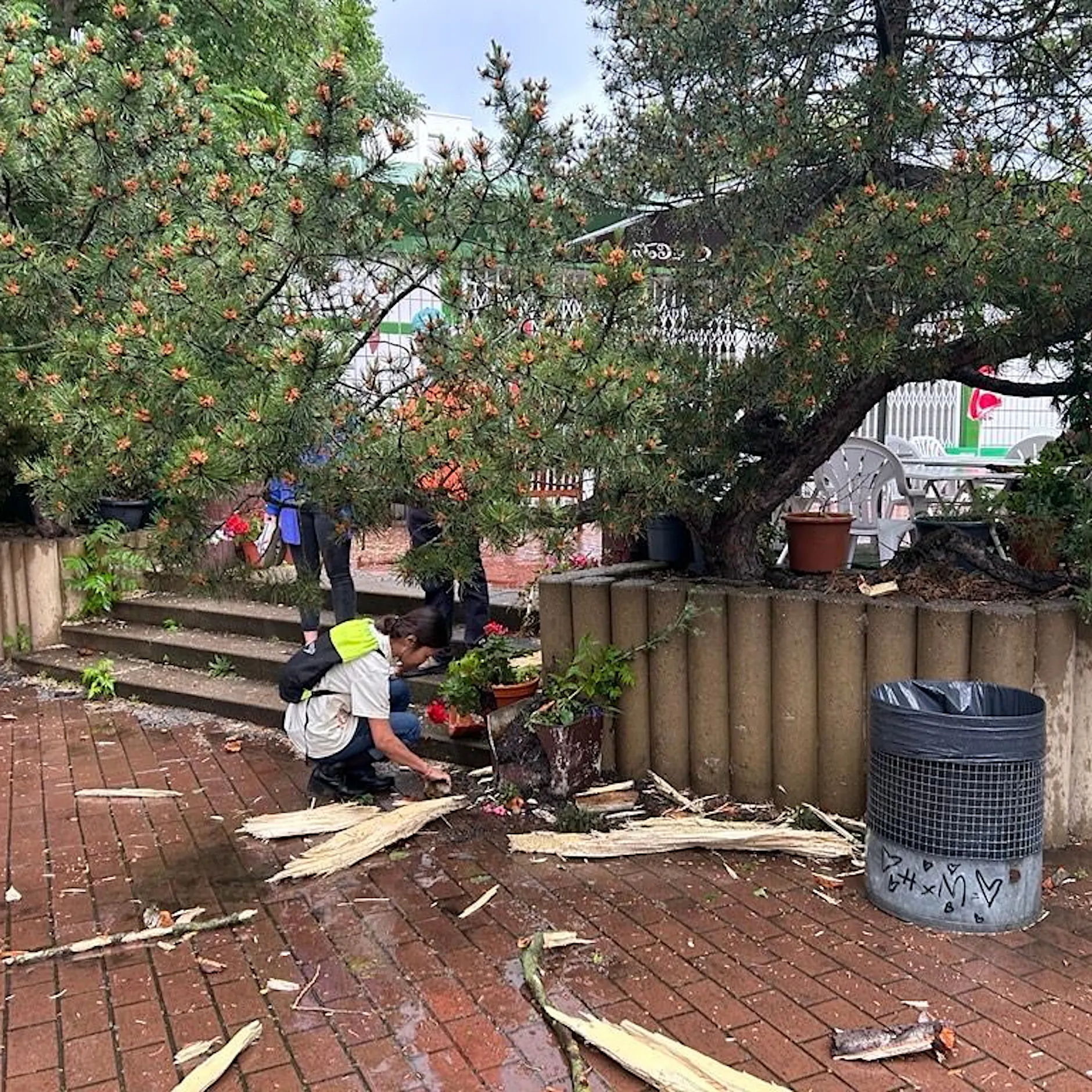 Gewitter im Berliner Prinzenbad: Backsteingroße Holzsplitter fliegen durch die Luft