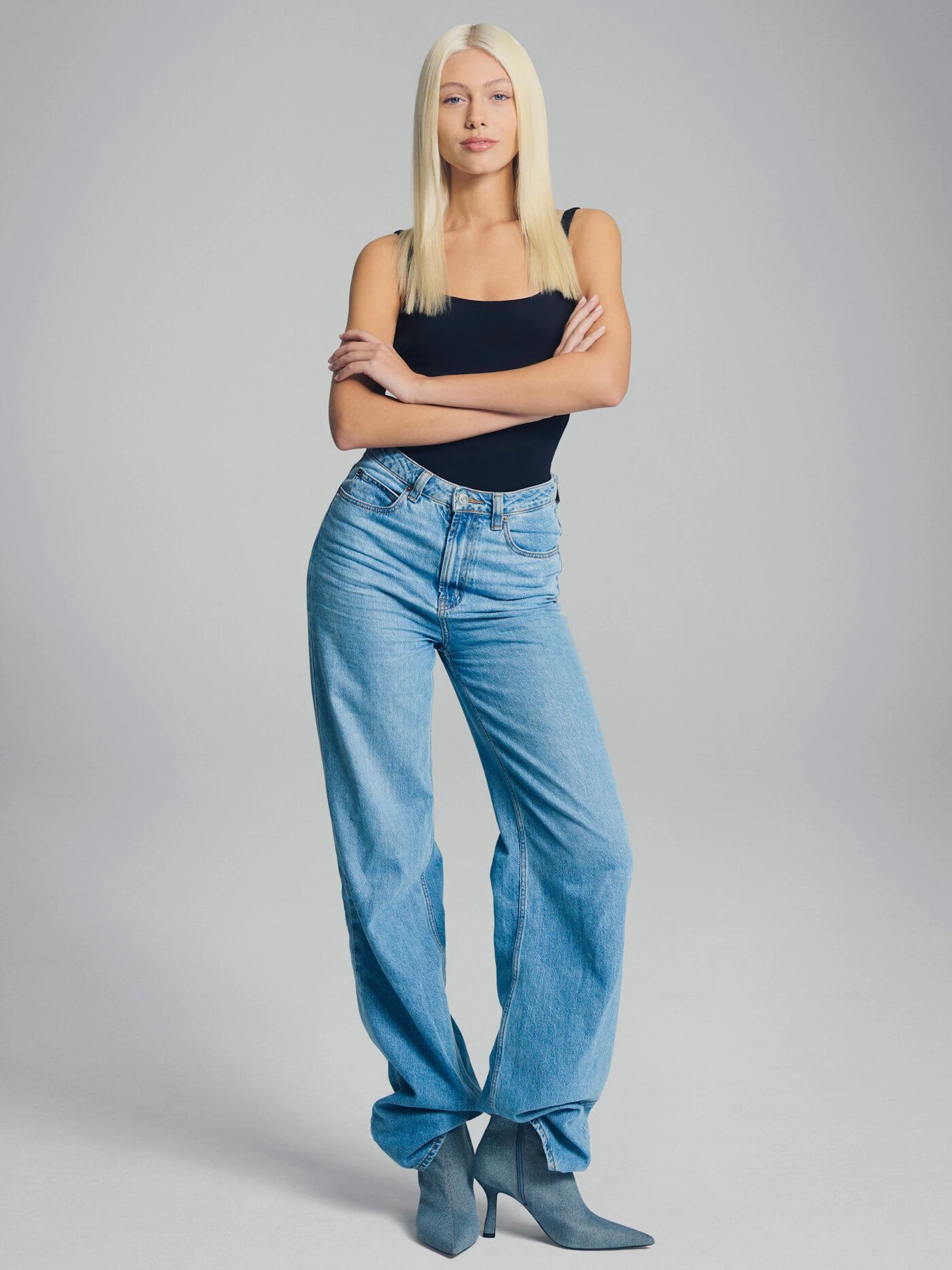 Daniela fühlt sich bei dem Interview sichtlich unwohl.