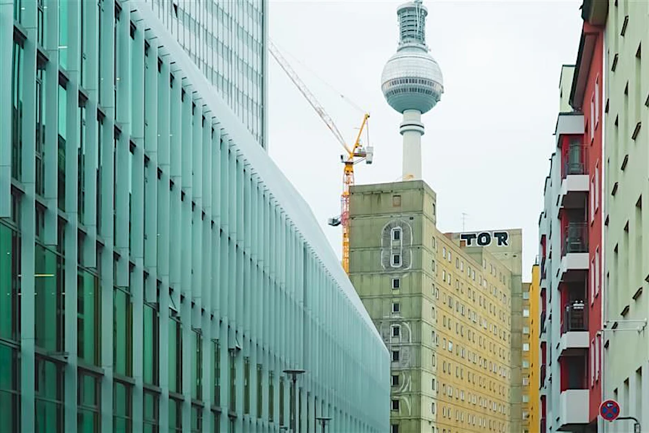 Zwischen DDR-Plattenbau, Verlagsgebäude und Fernsehturm entsteht ein neues Verständnis für urbanen Raum.
