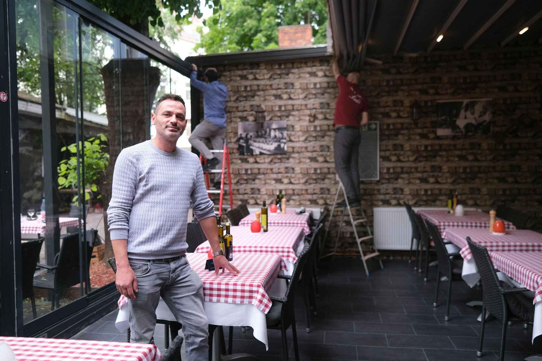 Shpetim Neziri im Hofgarten seiner Pizzeria Ledi in der Weitlingstraße in Lichtenberg.