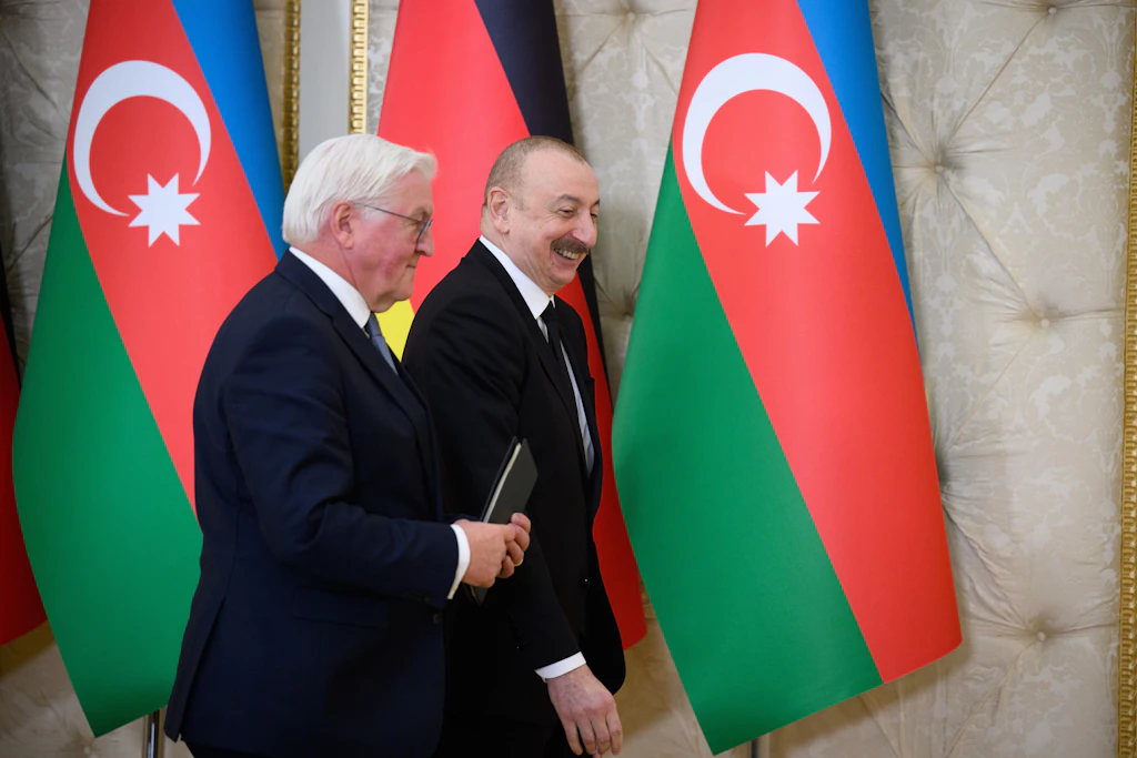 Bundespräsident Frank-Walter Steinmeier und Ilham Alijew, Präsident von Aserbaidschan in der Sommerresidenz des Präsidenten am Kaspischen Meer.