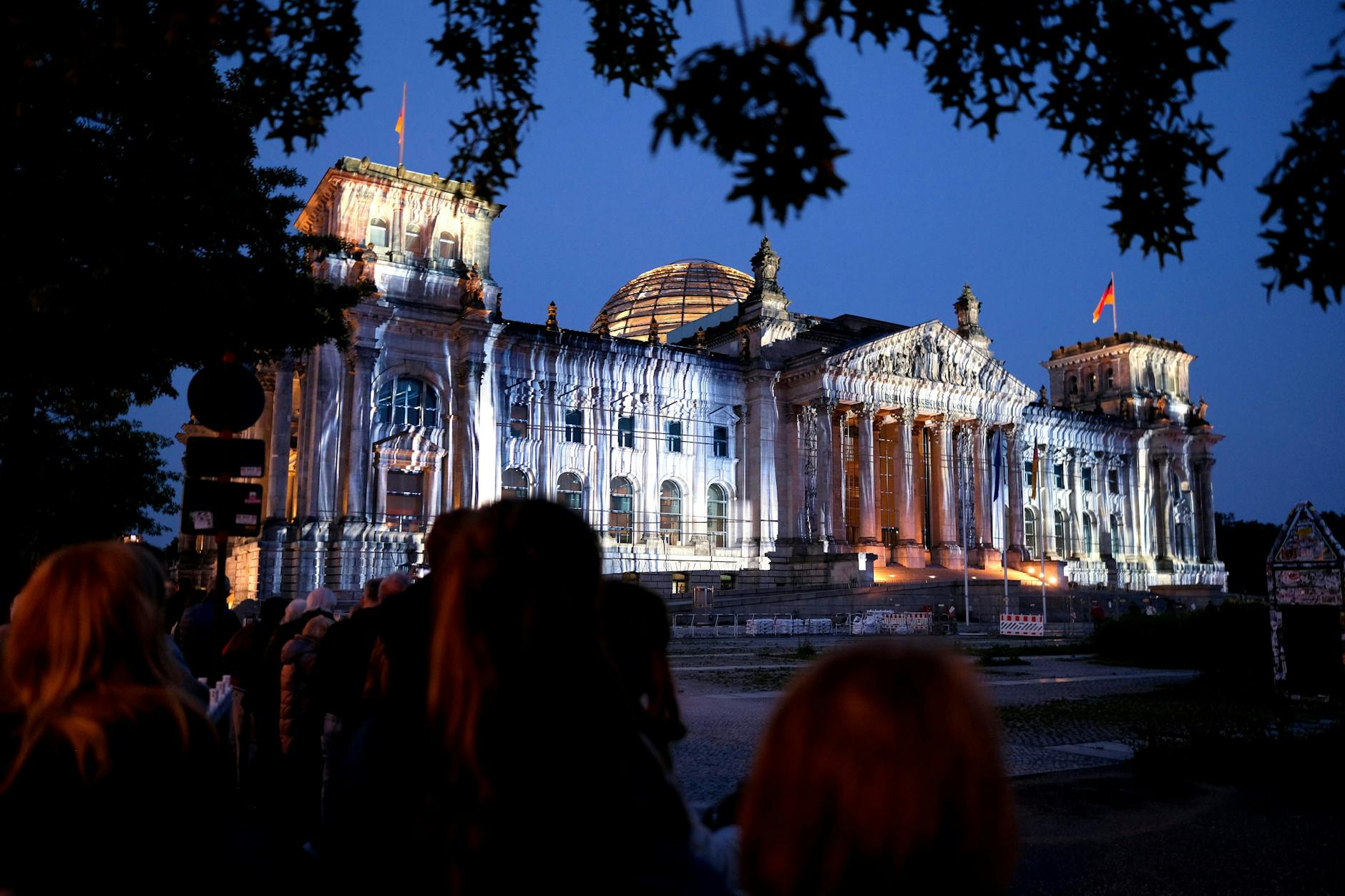 Vor dem Reichstag versammeln sich wieder Menschen, um eine Videoinstallation zu sehen – inspiriert von der Verhüllung des Künstlerehepaars Christo und Jeanne-Claude 1995. Ein Versuch, den Zauber von damals ins Heute zu holen.