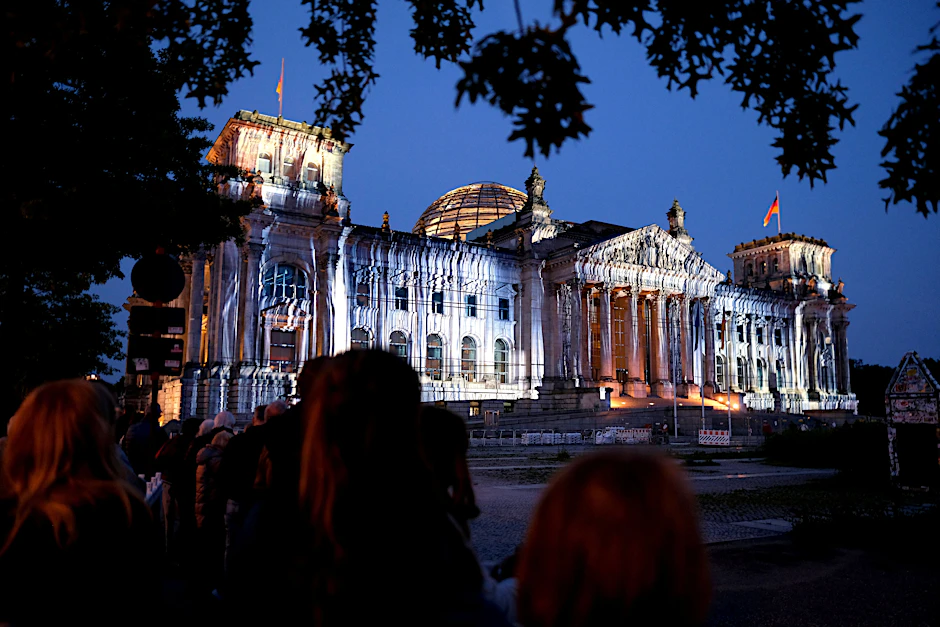 Vor dem Reichstag versammeln sich wieder Menschen, um eine Videoinstallation zu sehen – inspiriert von der Verhüllung des&nbsp;Künstlerehepaars Christo und Jeanne-Claude 1995. Ein Versuch, den Zauber von damals ins Heute zu holen.