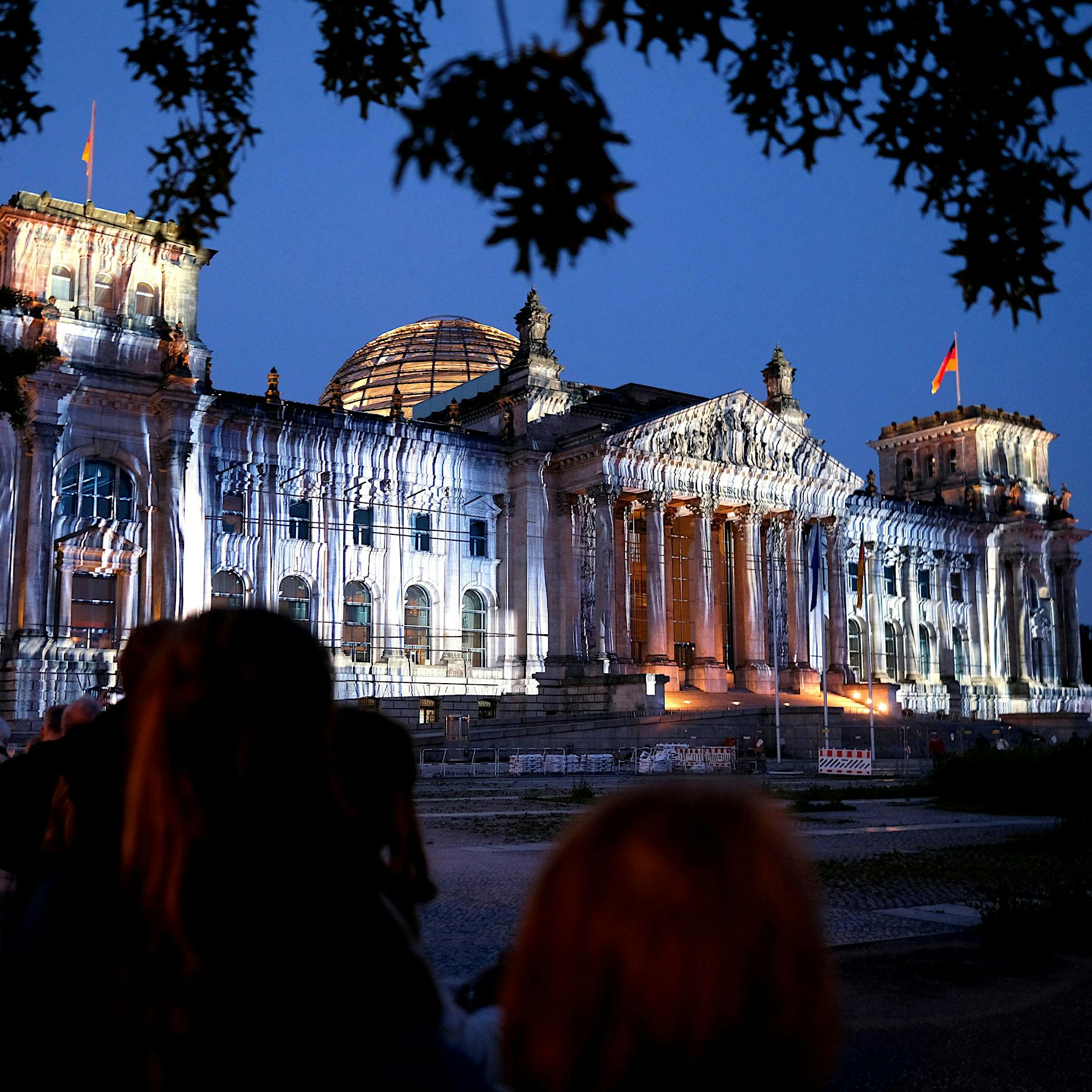 Videoprojektion erinnert an verhüllten Reichstag: Wäre so etwas heute in Berlin möglich?