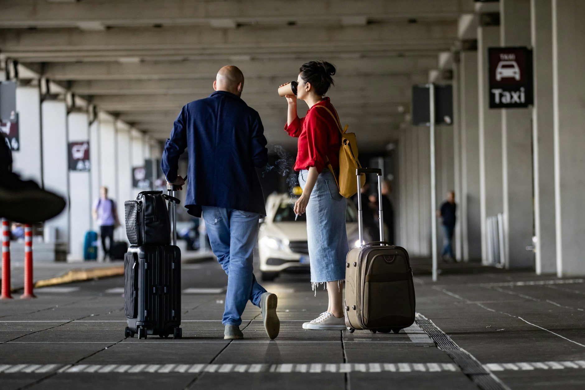 Reisende warten auf ein Taxi am Flughafen BER.