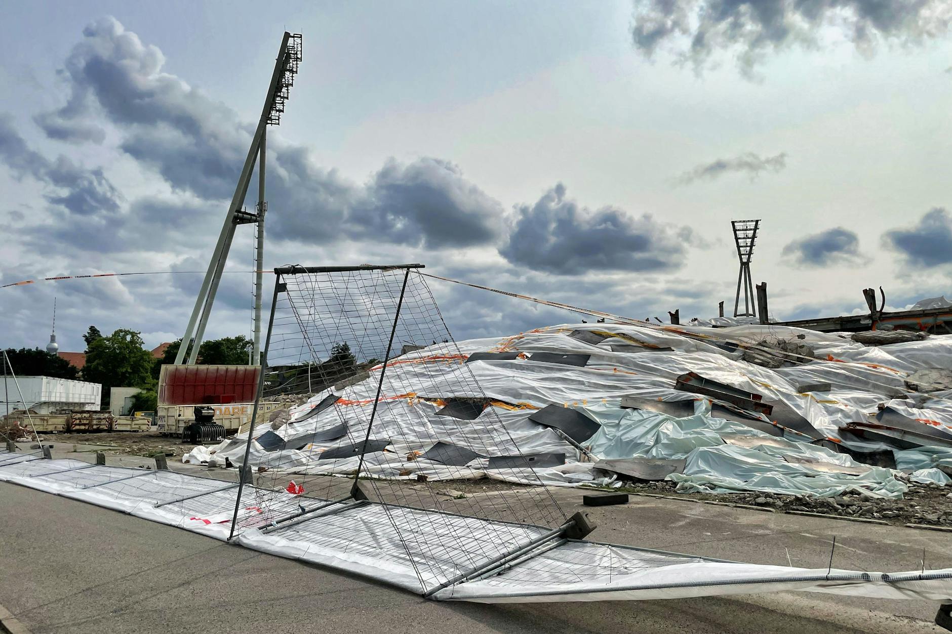 Lange lag ein Asbest-Berg im Jahnsportpark. Jetzt wird umgebaut und es gibt Streit.
