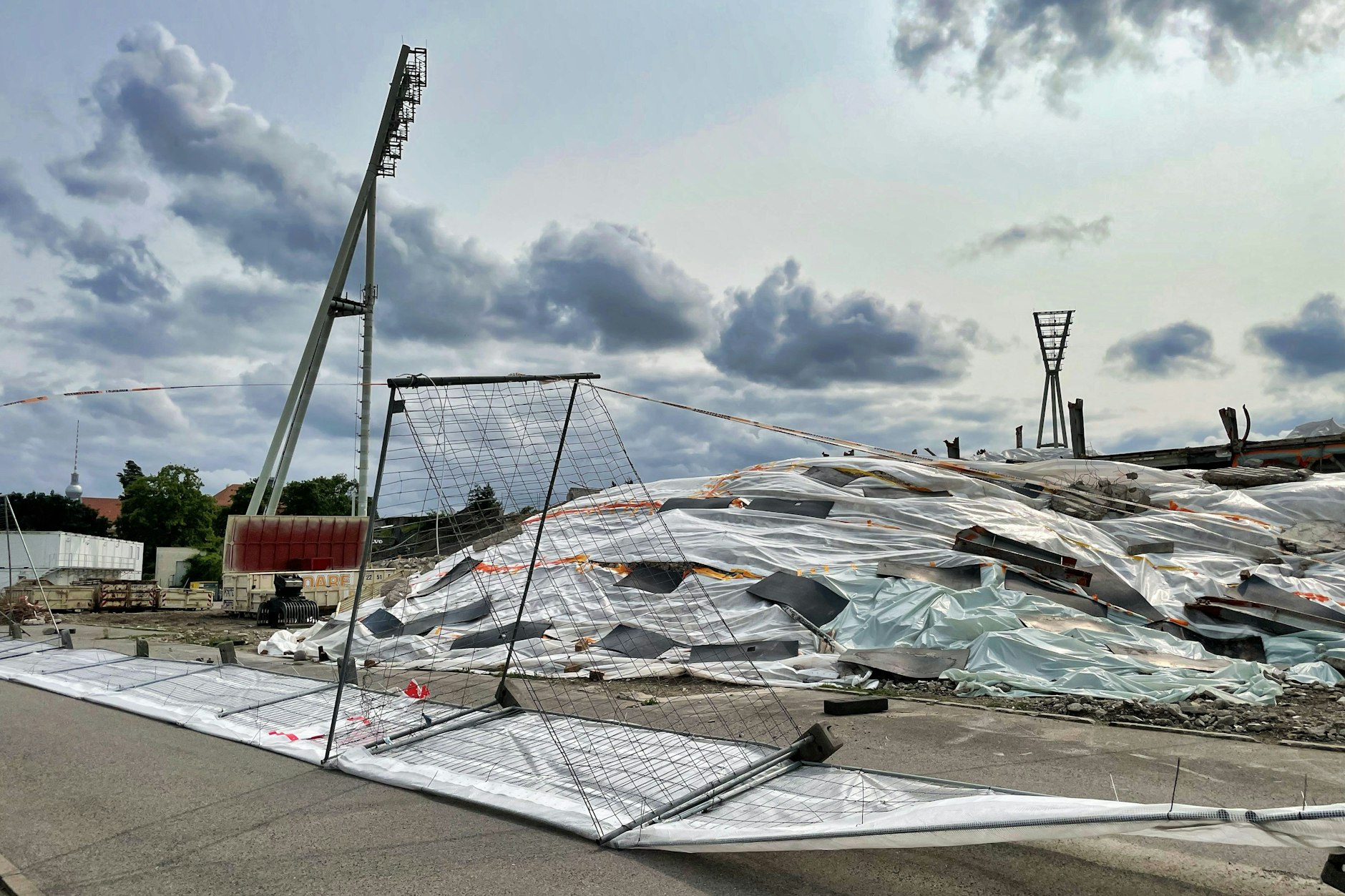 Lange lag ein Asbest-Berg im Jahnsportpark. Jetzt wird umgebaut und es gibt Streit.