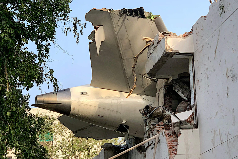 Das heck der abgestürzten Air-India-Maschine ragt aus einer Hausfassade.