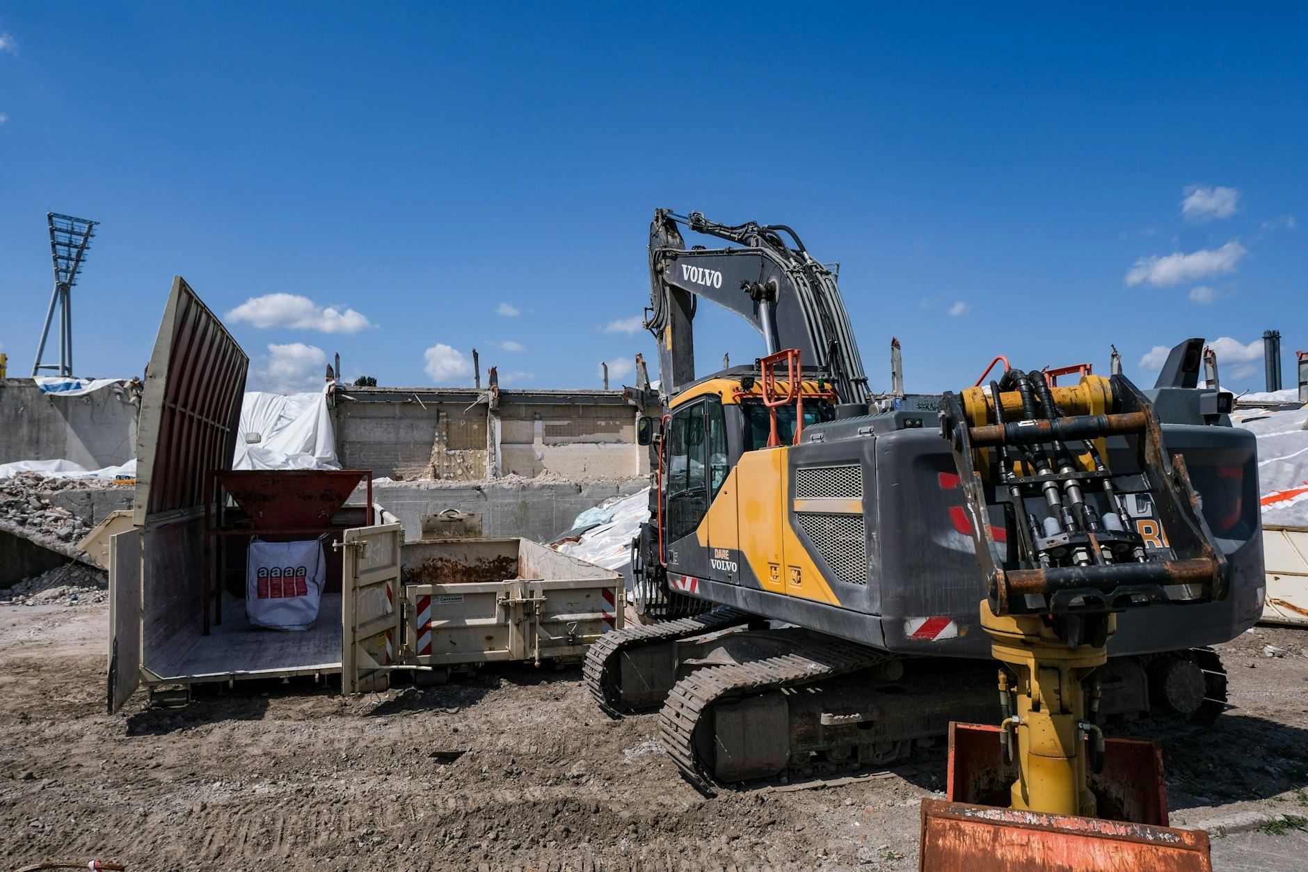 Arbeiten an der Infrastruktur wie Kreisstraßen können nicht geleistet werden, stattdessen wird notdürftig repariert.