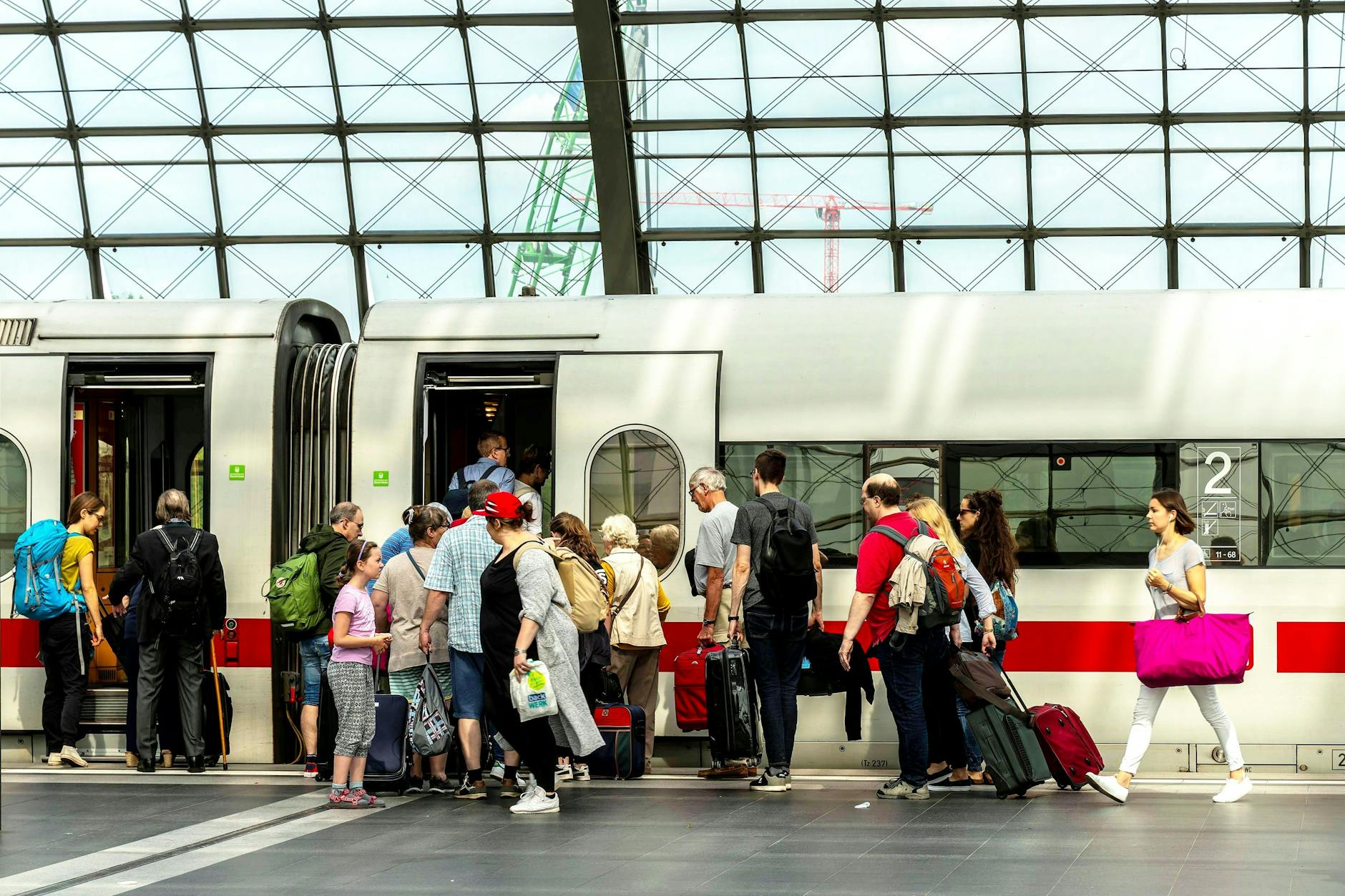 Fahrgäste und Personal am Berliner Hauptbahnhof, Berlin