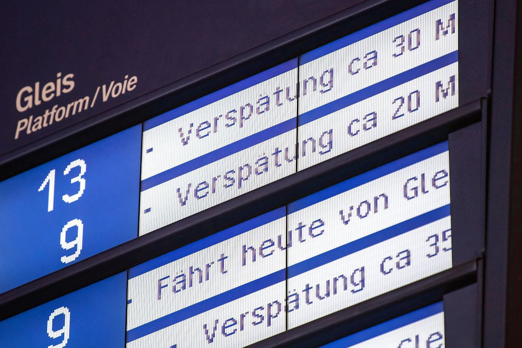 Verspätungen auf einer Anzeigetafel: Auf die Antwort der Deutschen Bahn wartete unser Autor drei Wochen.