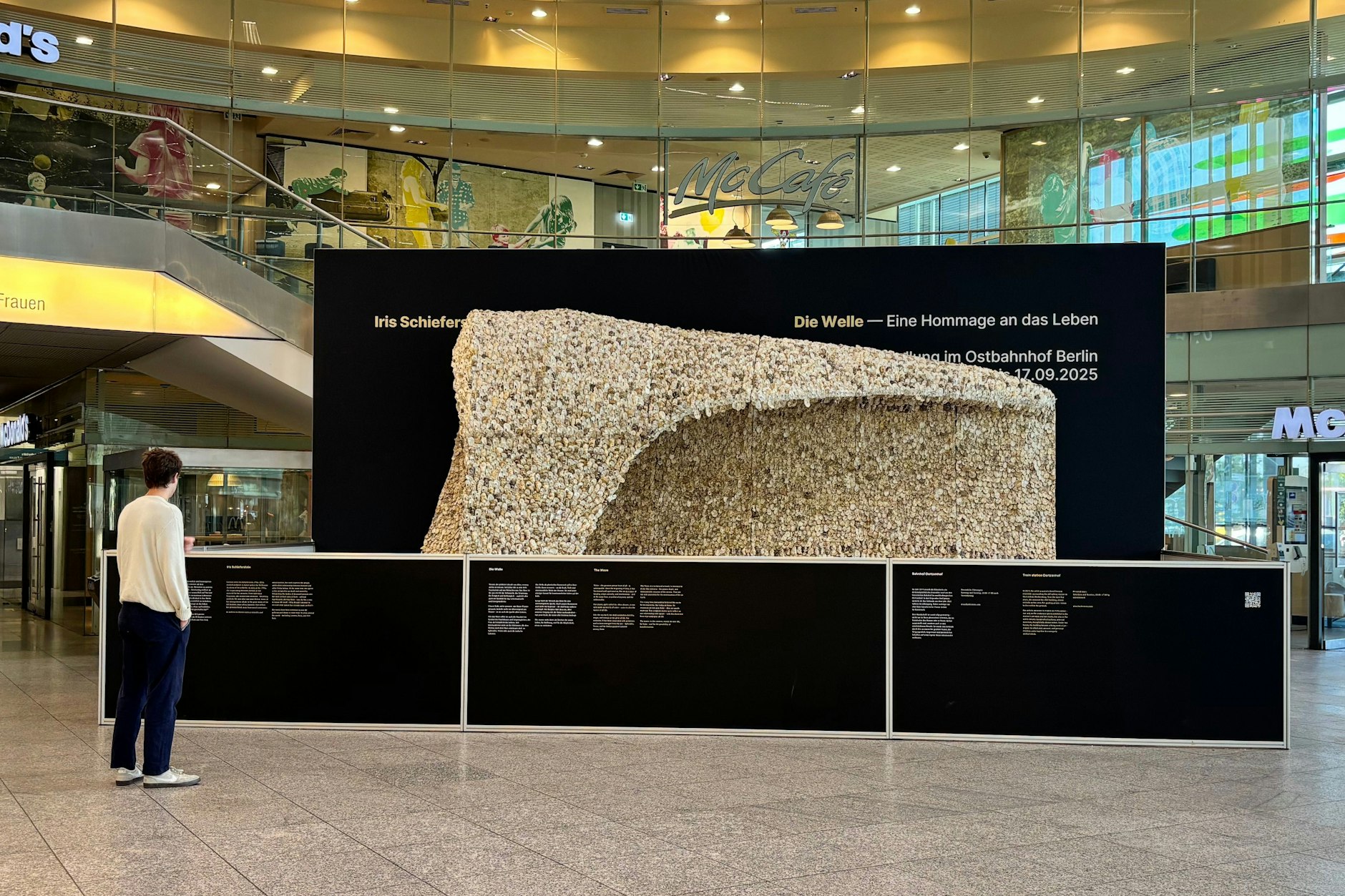„Die Welle“ – Detail des am Ostbahnhof ausgestellten, aus 10.000 Austernschalen bestehenden Kunstwerks von Iris Schieferstein