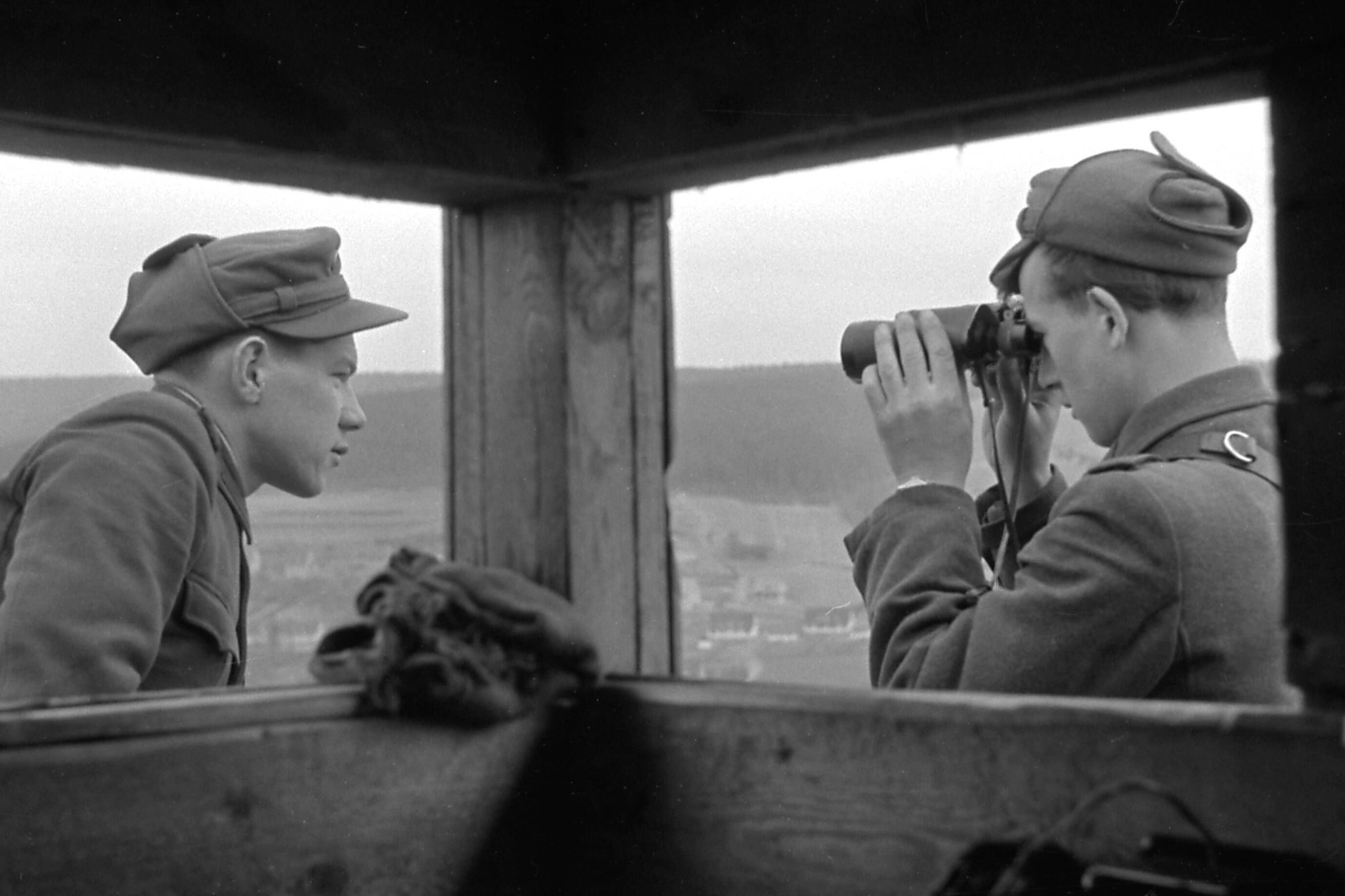 DDR-Grenzsoldaten auf einem Grenzturm