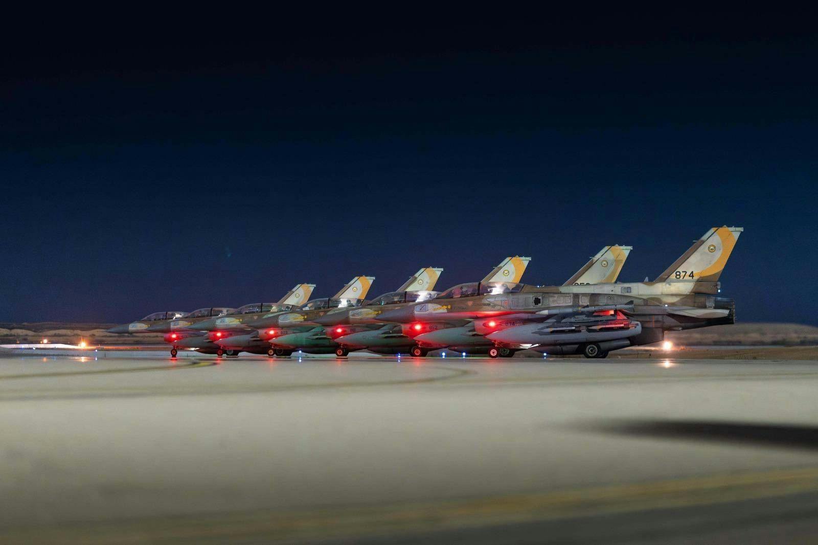 Von der israelischen Luftwaffe veröffentlichte Bilder zeigen Kampfjets beim Start.