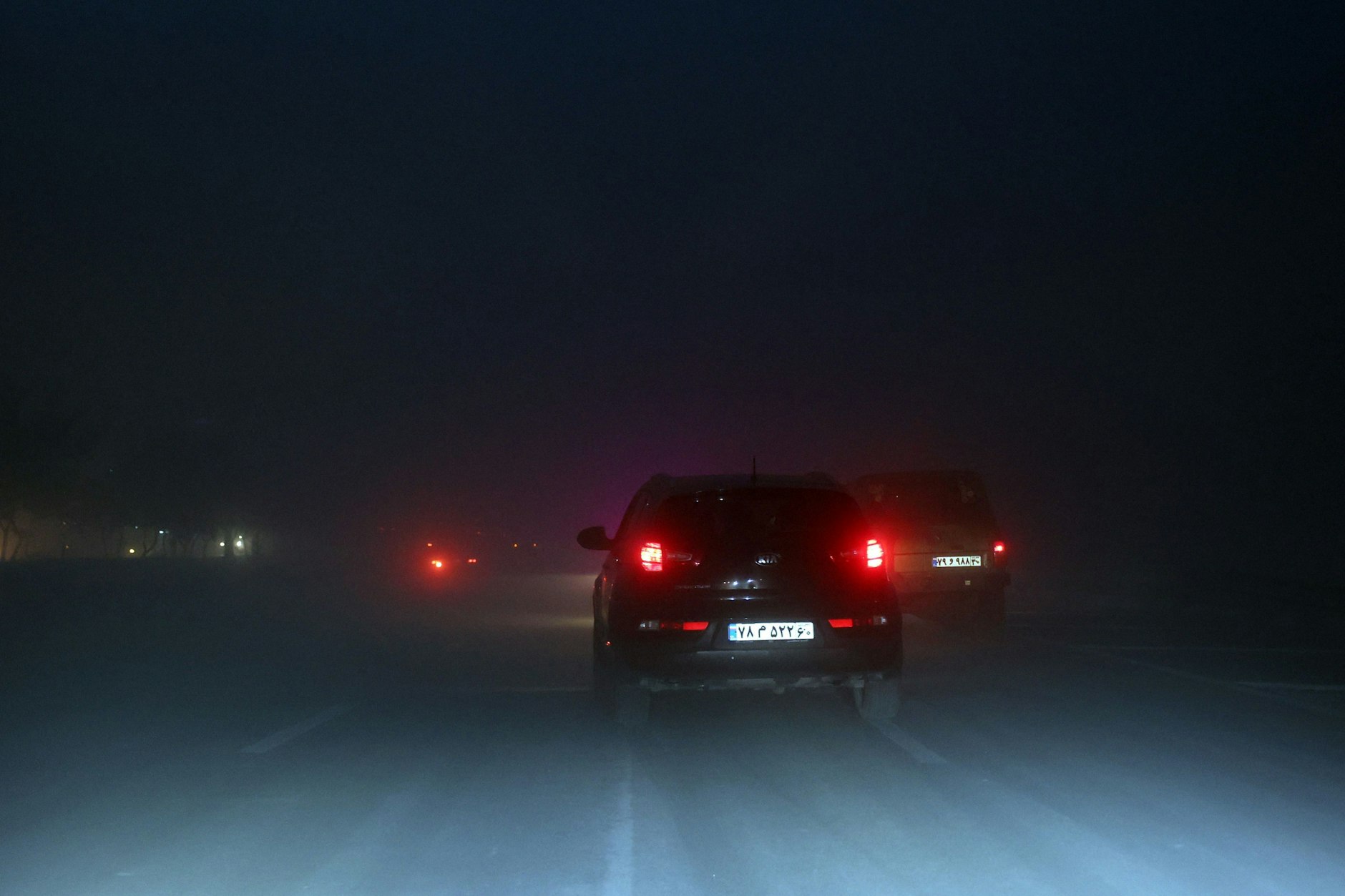 Rauch liegt nach einem Luftangriff auf einer Straße in Teheran.