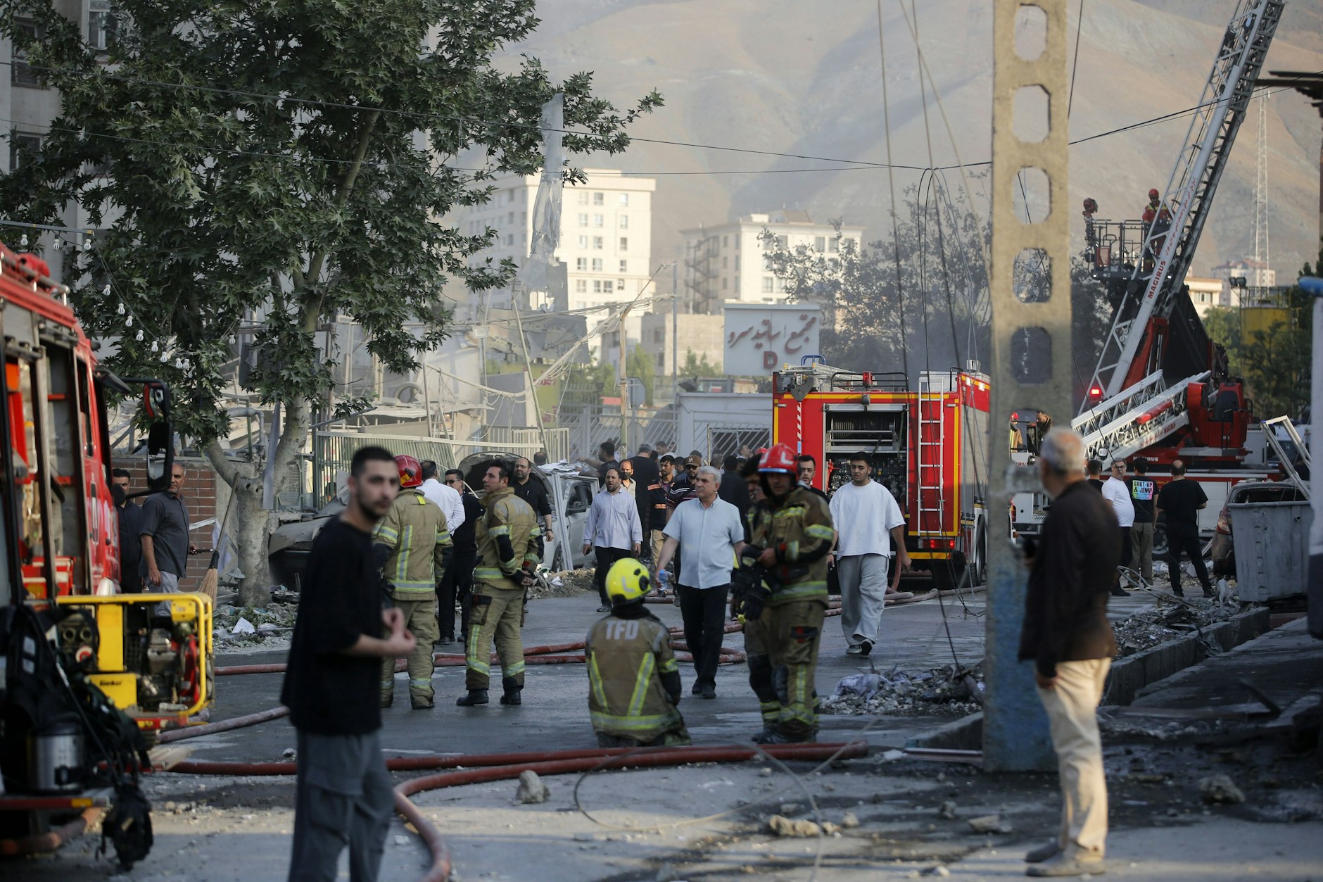 Feuerwehr vor Ort in Teheran nach den Angriffen