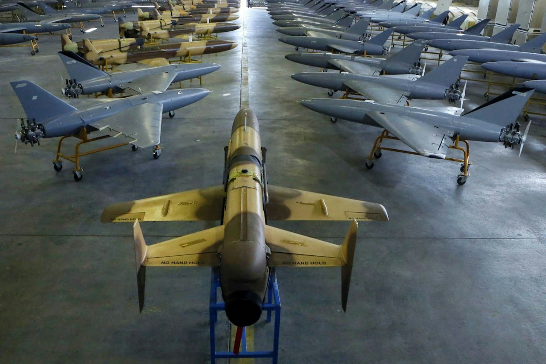 Iranische Drohnen auf einem Foto der iranischen Armee. Iran kündigte umgehend eine Reaktion an und beschießt Israel mit Drohnen.