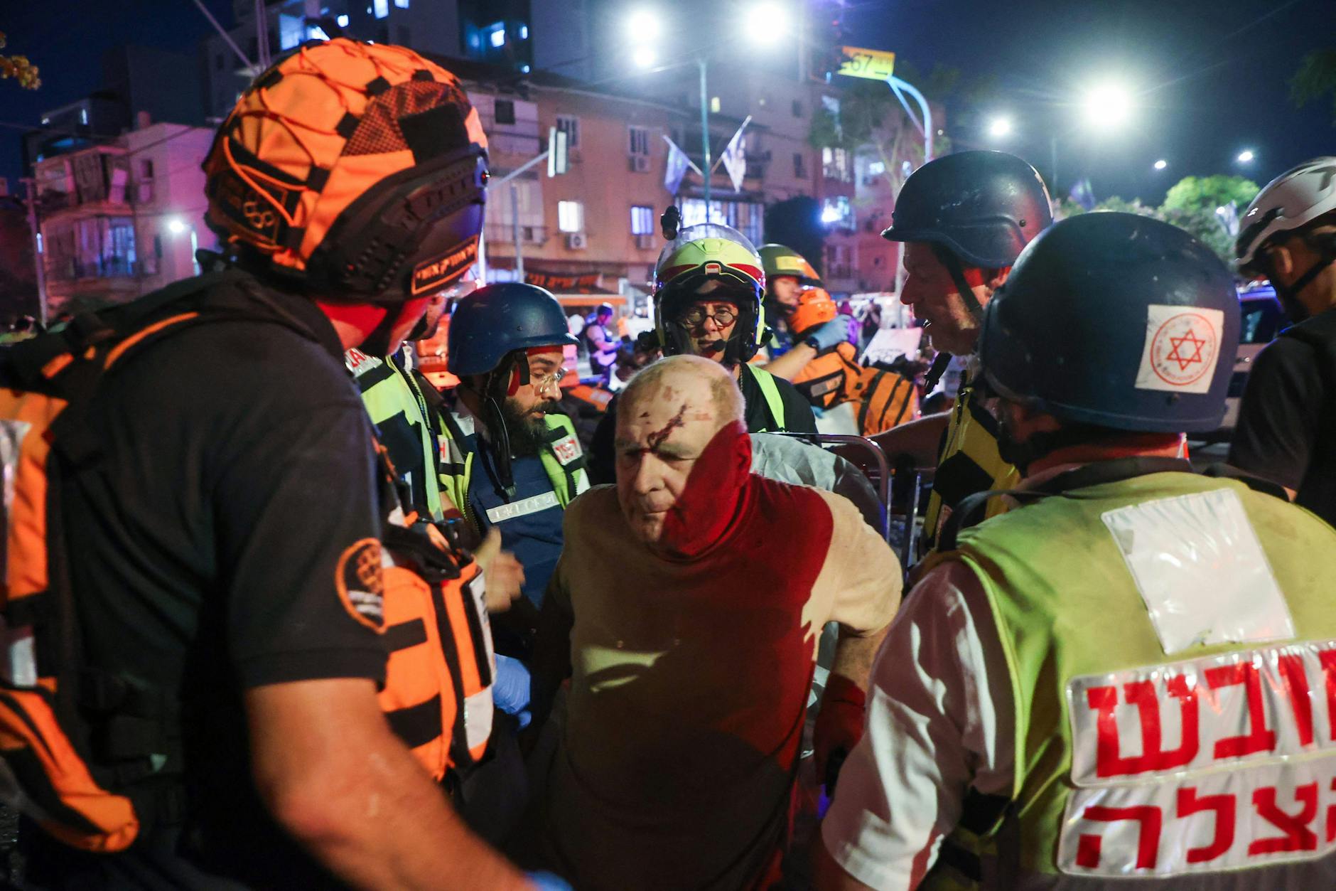 Israelische Rettungskräfte evakuieren einen verletzten Einwohner aus einem von einer Rakete getroffenen Gebäude in Ramat Gan am Stadtrand von Tel Aviv.