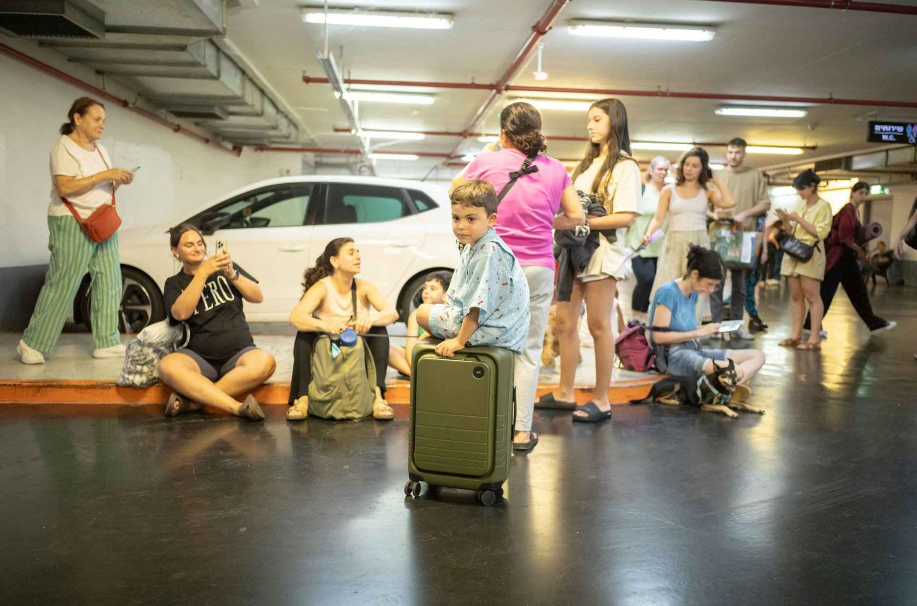 Israelis suchen Schutz während eines Raketenangriffs in einer Tiefgarage.