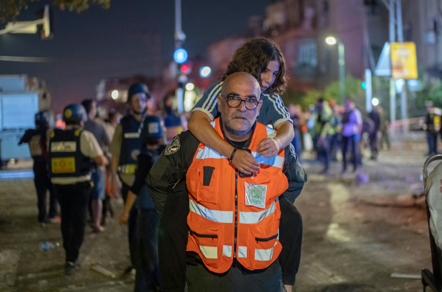 Bei iranischen Raketenangriffen seien zwei Menschen getötet worden, so der israelische Rettungsdienst.