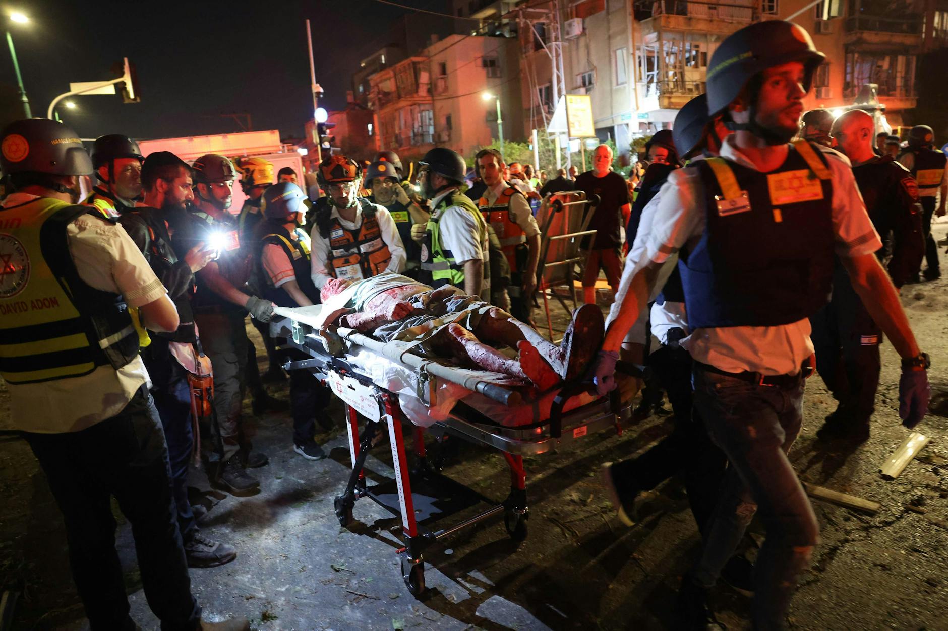 Rettungskräfte evakuieren nahe Tel Aviv einen verletzten Mann.