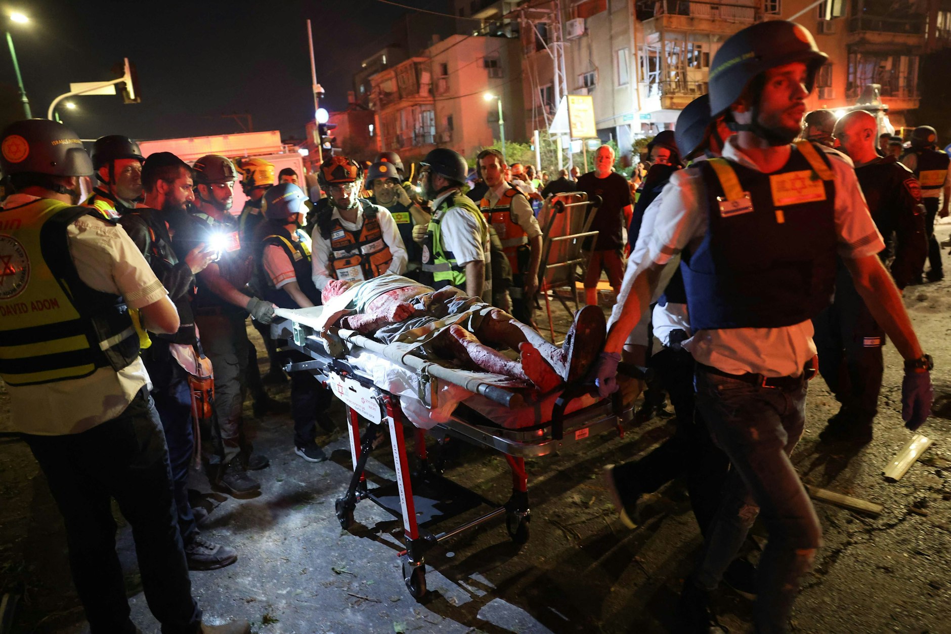 Rettungskräfte evakuieren nahe Tel Aviv einen verletzten Mann.