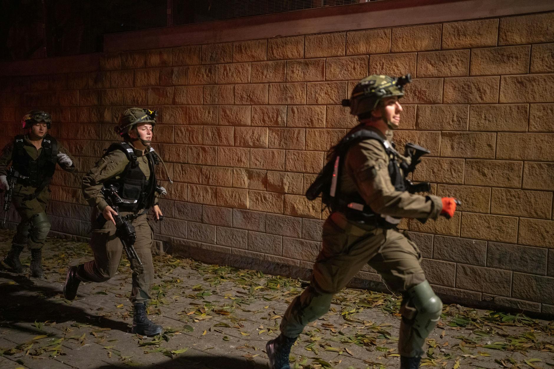 Tel Aviver Polizisten rennen nach einem iranischen Raketenangriff durch die israelische Hafenmetropole.