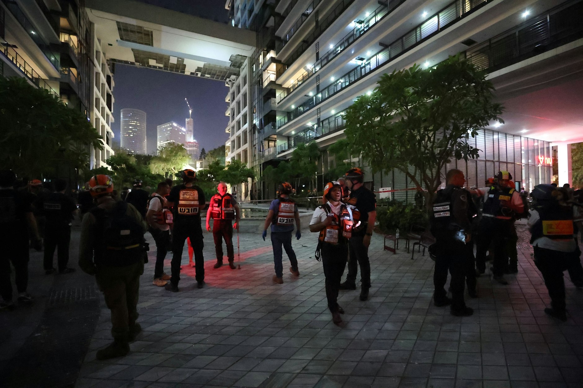 Eine iranische Rakete schlägt in der Nähe des israelischen Verteidigungsministeriums in Tel Aviv ein.