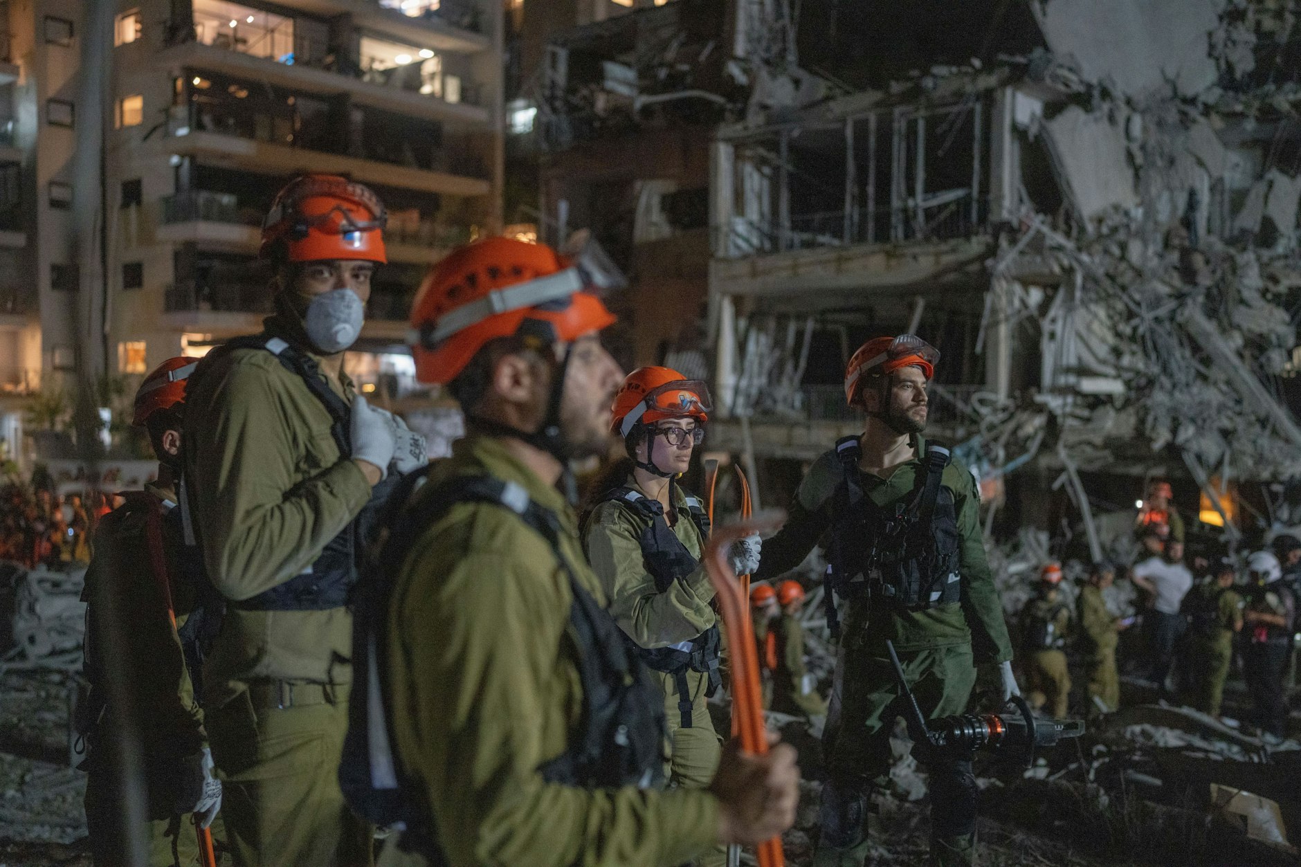 Israelische Feuerwehrleute inspizieren die Schäden nach einem Raketeneinschlag in der Nähe von Tel Aviv.