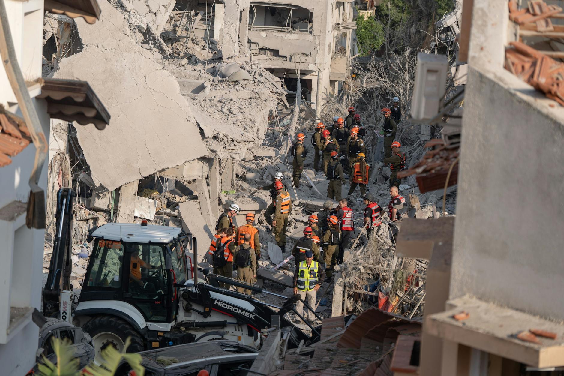 Rettungskräfte begutachten beschädigte Gebäude, nachdem eine iranische Rakete in Rishon Lezion eingeschlagen ist.