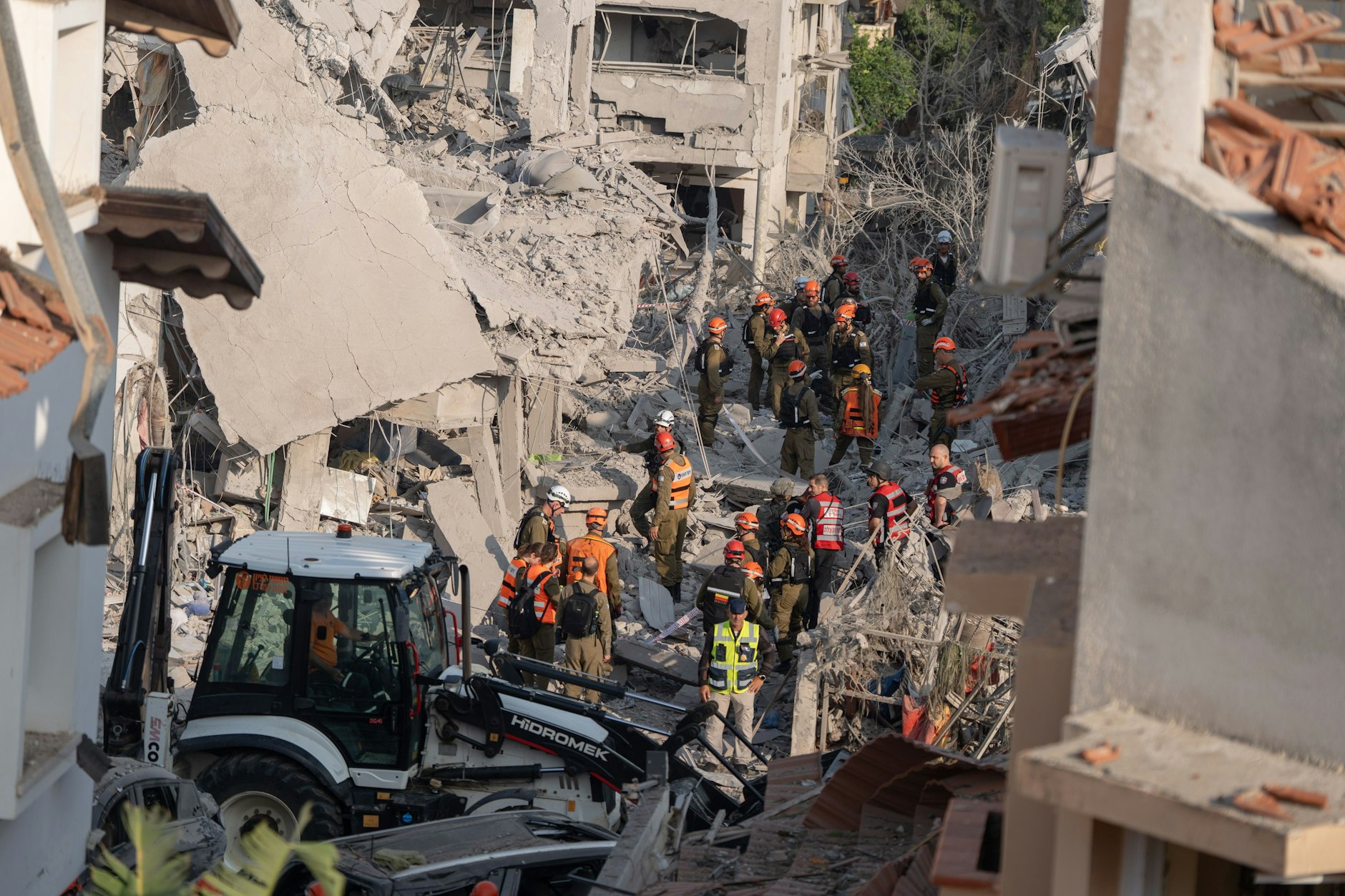 Rettungskräfte begutachten beschädigte Gebäude, nachdem eine iranische Rakete in Rishon Lezion eingeschlagen ist.
